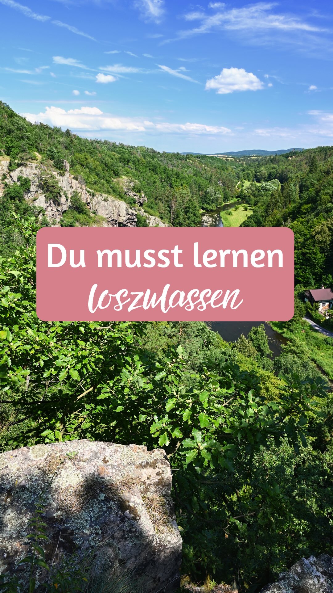 Wir halten oft länger fest, als gut für uns ist.
Nicht, weil wir es lieben.
Sondern weil wir hoffen, dass es irgendwann doch nicht mehr weh tut.
Dass sich Menschen ändern.
Dass alte Muster plötzlich leicht werden.
Dass etwas Giftiges plötzlich Nahrung sein könnte.
Doch genau das ist der Punkt:
Nicht alles, was du aushältst, ist auch gesund.
Und nicht alles, was du verlierst, ist ein Verlust.
Ich habe selbst jahrelang festgehalten:
an Beziehungen, die mich klein machten,
an Erinnerungen, die mich verletzten,
an Rollen, die ich nie gewählt hätte,
an Schmerz, der längst nicht mehr mir gehörte.
Loslassen bedeutet nicht, dass du schwach bist.
Es bedeutet, dass du erkennst, dass dein Leben zu wertvoll ist, um dich weiter an das zu binden, was dich innerlich verbrennt.
Wenn du das Gefühl hast, dass etwas dich mehr kostet als es dir gibt, dann ist es Zeit, deine Hand zu öffnen.
? Folge mir für Impulse, wie du alte Muster löst und deinen inneren Frieden zurückholst.
#birgitkuntze #humanimalhealing #loslassenlernen #selbstheilung #innerestärke #traumaheilung #emotionaleheilung #neuanfang #bewusstleben #persönlichkeitsentwicklung