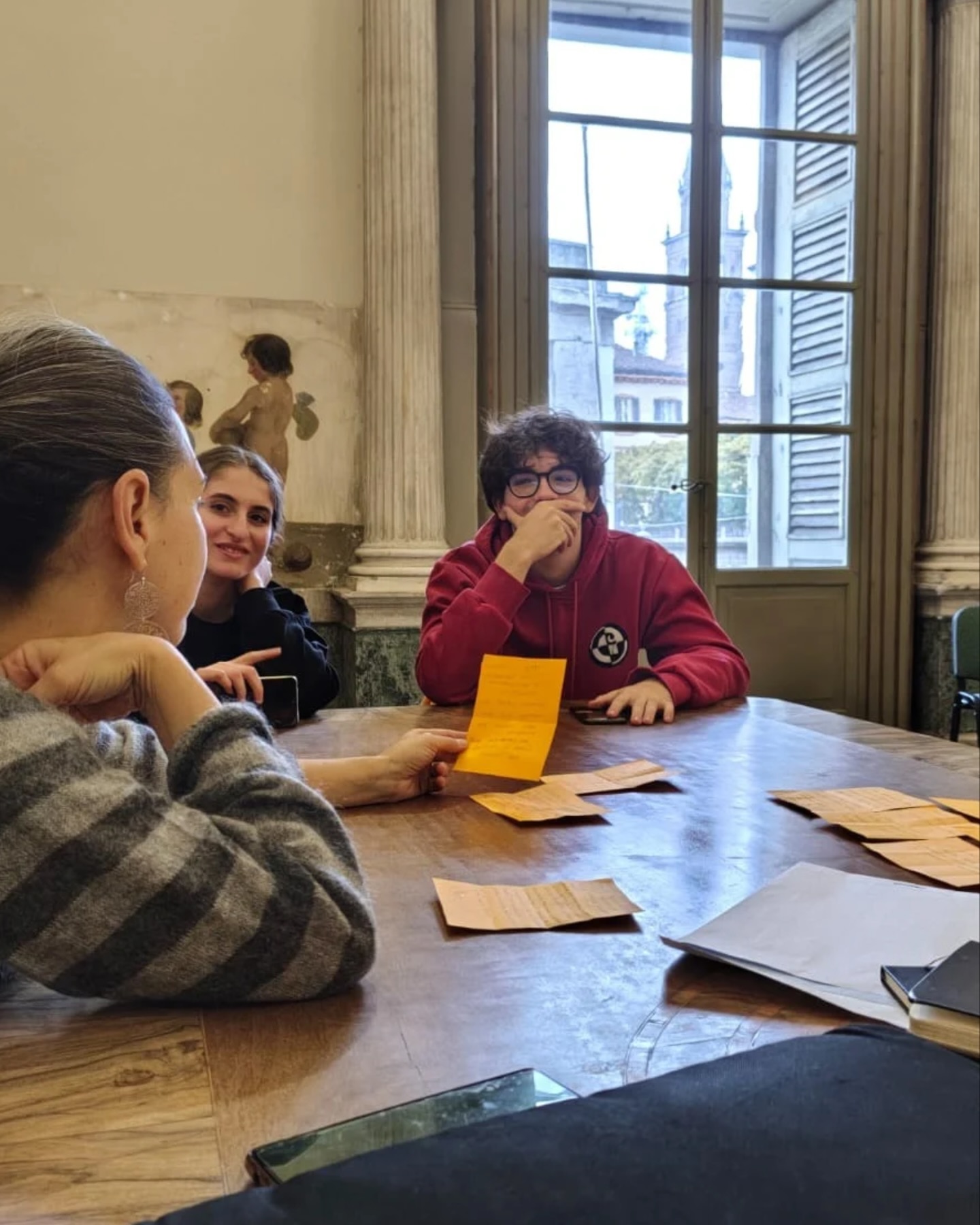 ✨ Proseguono gli incontri dei giovani partecipanti al progetto Giovani in Centro.
📆 L’appuntamento di ieri è stato l’occasione per i ragazzi e le ragazze che hanno lavorato all’evento “Piazzati in Centro” di fare il punto sull’esperienza organizzativa e di approfondire i suggerimenti lasciati dai partecipanti alla manifestazione.
È stato anche un momento importante per capire come proseguire nel percorso, coinvolgendo le scuole e individuando nuovi canali e contesti in cui promuovere il progetto, così da favorire la partecipazione di altri giovani a questi momenti di condivisione e progettazione💡
#GiovaniInCentro #Cremona #città #rigenerazioneurbana #vivereCremona #FESRLombardia #FSEplus #UE2127
@andreavirgiliosindaco @luca_burgazzi