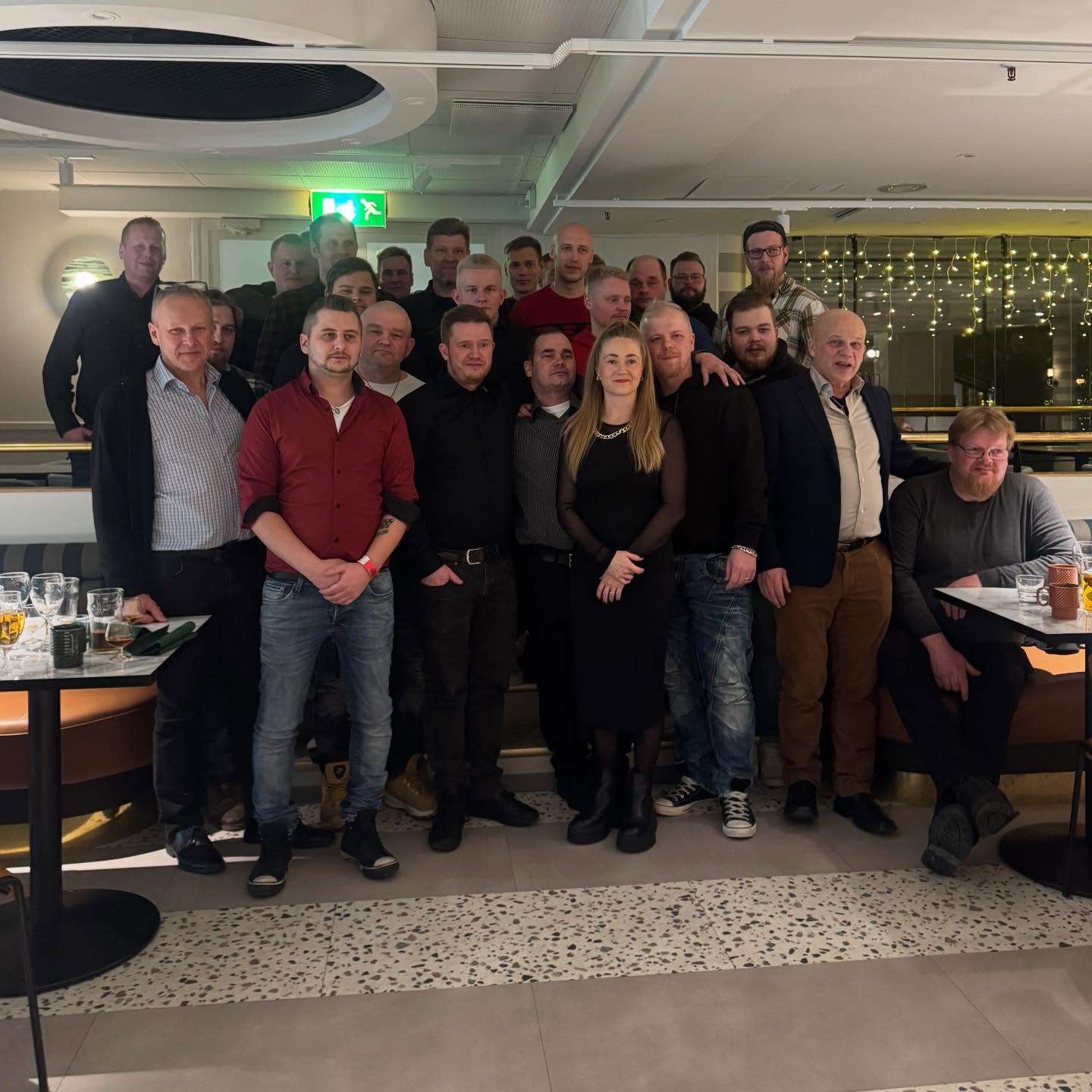 Viikonloppuna vietettiin jälleen vuoden kovimmat kekkkerit, nimittäin pikkujoulut parhaassa seurassa Winter Openissa Vuokatissa.
Koko viikonlopun ajan hupia. Perjantaina nautiskeltiin esiintyjistä ja tanssittiin aamuun asti. Lauantaina olimme jo klo 11 virkeinä @haapalapanimoravintola panimo kierroksella ja pääsimme maistamaan kahviolutta.
Panimokierroksen jälkeen meillä oli ravintolan puolella tarjolla kahvit. Kahvien lomassa pidimme ensin yhteisesti hiljaisen hetken yrityksemme perustajan Pentti ”Puumanni” Partasen muistolle ja sen jälkeen toimitusjohtaja piti pikkujoulupuheen, jossa tehtiin katsaus kuluneeseen vuoteen.
Päivä ja ilta huipentui yhteiseen pikkujouluruokailuun ja kuten perinteeseen kuuluu, löimme niin sanotusti leimat otsaan omille miehille. Joka vuosi valitsemme henkilöstöstä muutamia henkilöitä, joita haluamme muistaa jollain tapaa. Tänä vuonna teemana palkittavien kohdalla oli isät ja pojat. Yrityksen toiminta on vuosikymmenten aikana siirtynyt isältä pojalle ja nykyisin myös tyttärelle. Vuosikymmenten aikana meillä on työskennellyt useita isejä ja poikia sekä veljeksiä samasta perhepiiristä.
Tänä vuonna leiman saivat otsaansa Jonne ja Miro Mela sekä Jukka ja Simo Juppi. Heille annettiin muistoksi Lempikorulta Voima niminen koru, minkä tarina menee näin: ”Mitä voima sinulle merkitsee? Fysiikassa voima on suure jolla on suuruus ja suunta. Ehkäpä ihmisen voimaakin voi kuvata samoin termein, mitata samalla suurella: kuinka suuri on voimasi epäonnen hetkissä ja mistä tuon voimasi saat? Mihin suuntaan lyötynä lähdet, mikä ohjaa matkaasi?”
Kiitos vielä koko juhlaväelle, aveceille ja muille matkakumppaneille!
Nyt voidaan hiljentyä Joulun odotukseen, kiittää vielä kuluneesta vuodesta ja suunnataan pyörät pikku hiljaa vuoteen 2026!
#partasenkuljetusoy