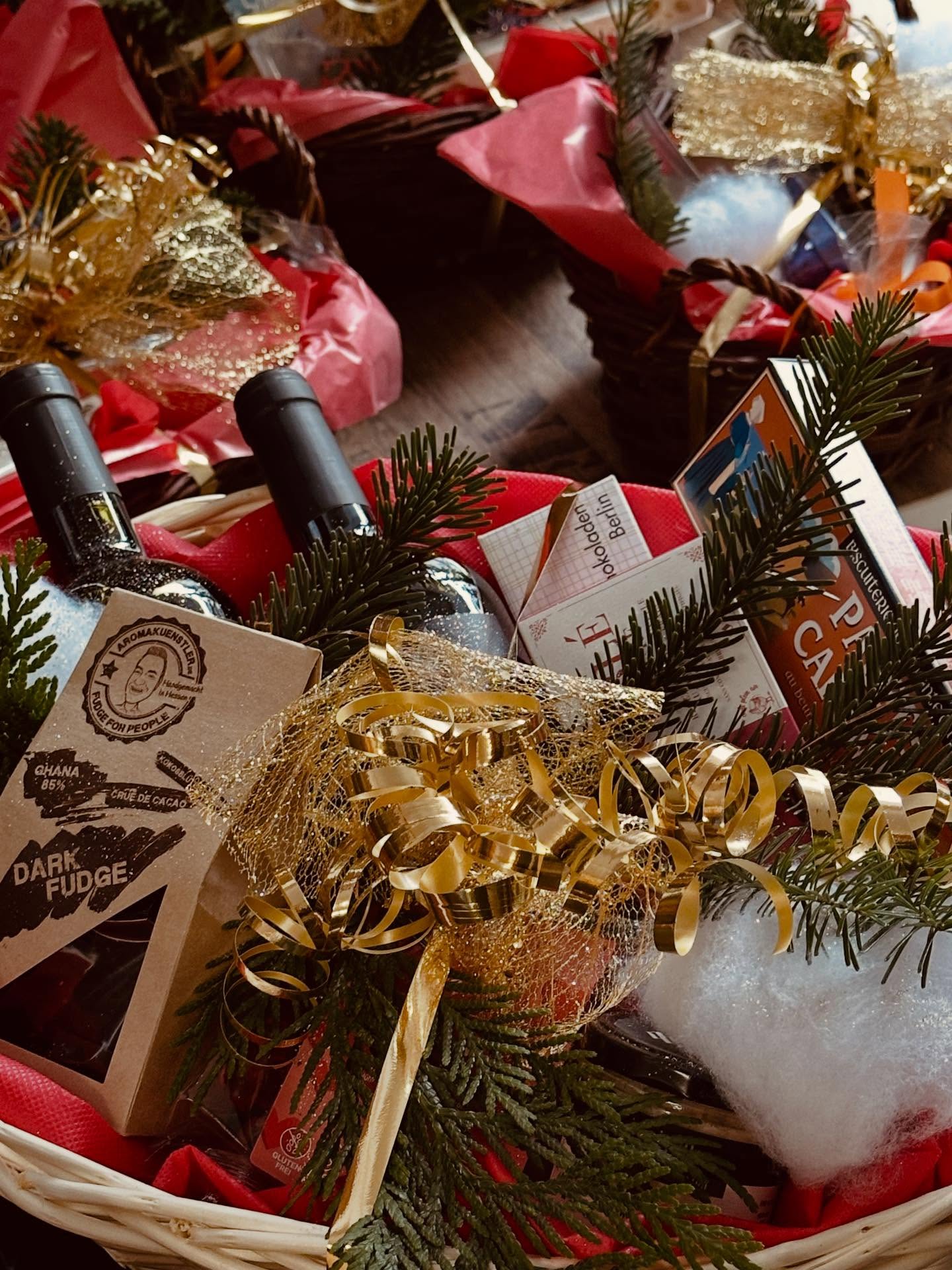 Es weihnachtet… #geschenkkörbe #weinpräsent #präsentkörbe #gabigraef #niederrad