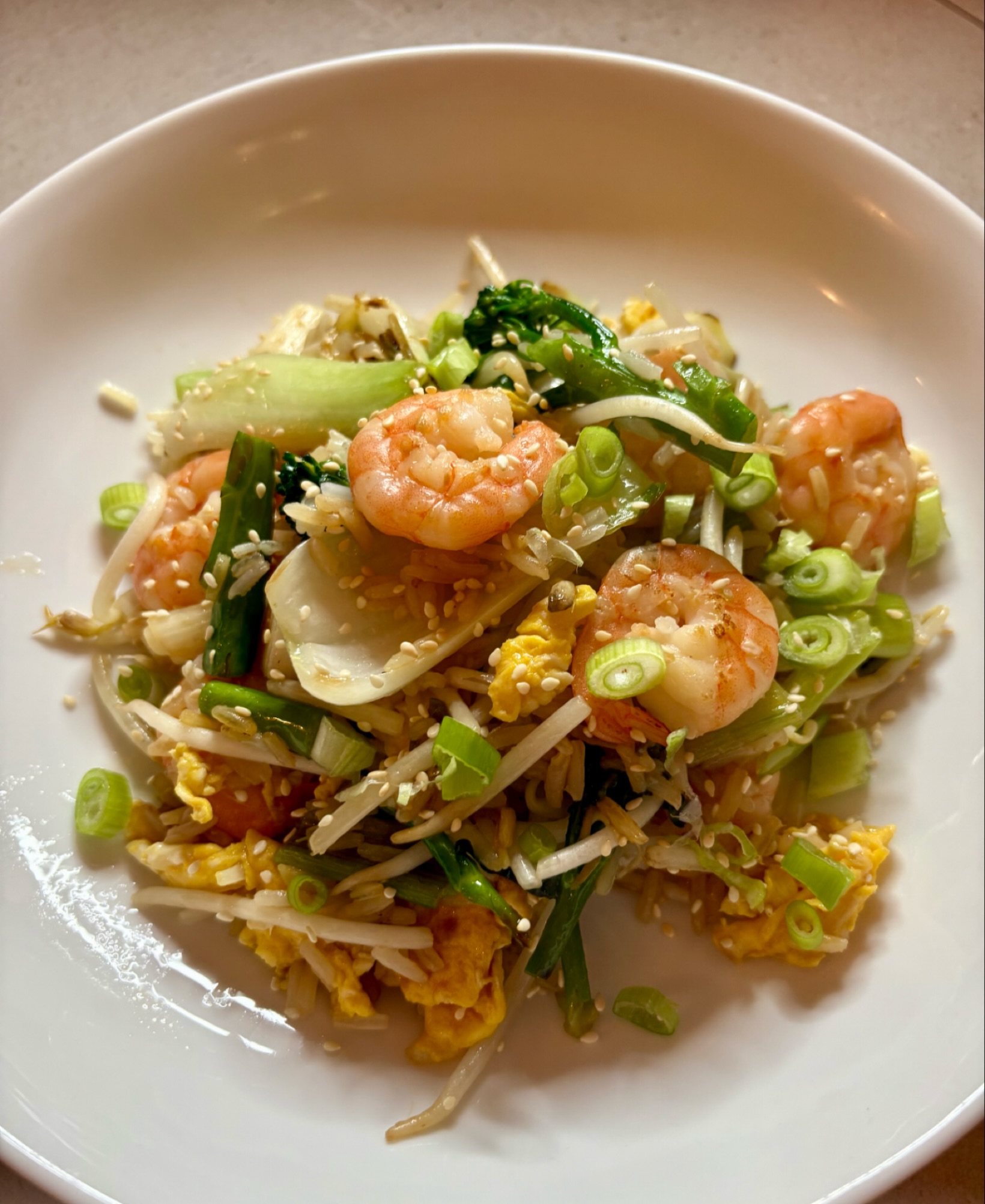 I was going to make a Prawn Laska but suddenly had a craving for an egg fried rice - anyone who follows me will know how much I love them! Tenderstem broccoli, pak choi, spring onions, bean sprouts and king prawns, with jasmine rice and an egg. I always add soy, sesame and oyster sauce at the end, which gives it such a great flavour. Topped with thinly sliced spring onion, toasted sesame and a bit more soy!
Oyster sauce - @lkkeurope
Jasmine rice - @tildarice
Burford Buff egg - @clarence_court
King prawns - @tesco
Soy sauce - @kikkomanuk
Recipe on my website.
#eggfriedrice #friedrice #friedricerecipe #friedricelover #prawns? #prawns #prawnrecipe #food #chinesefoods #chinesefood #orientalfood #asianfood