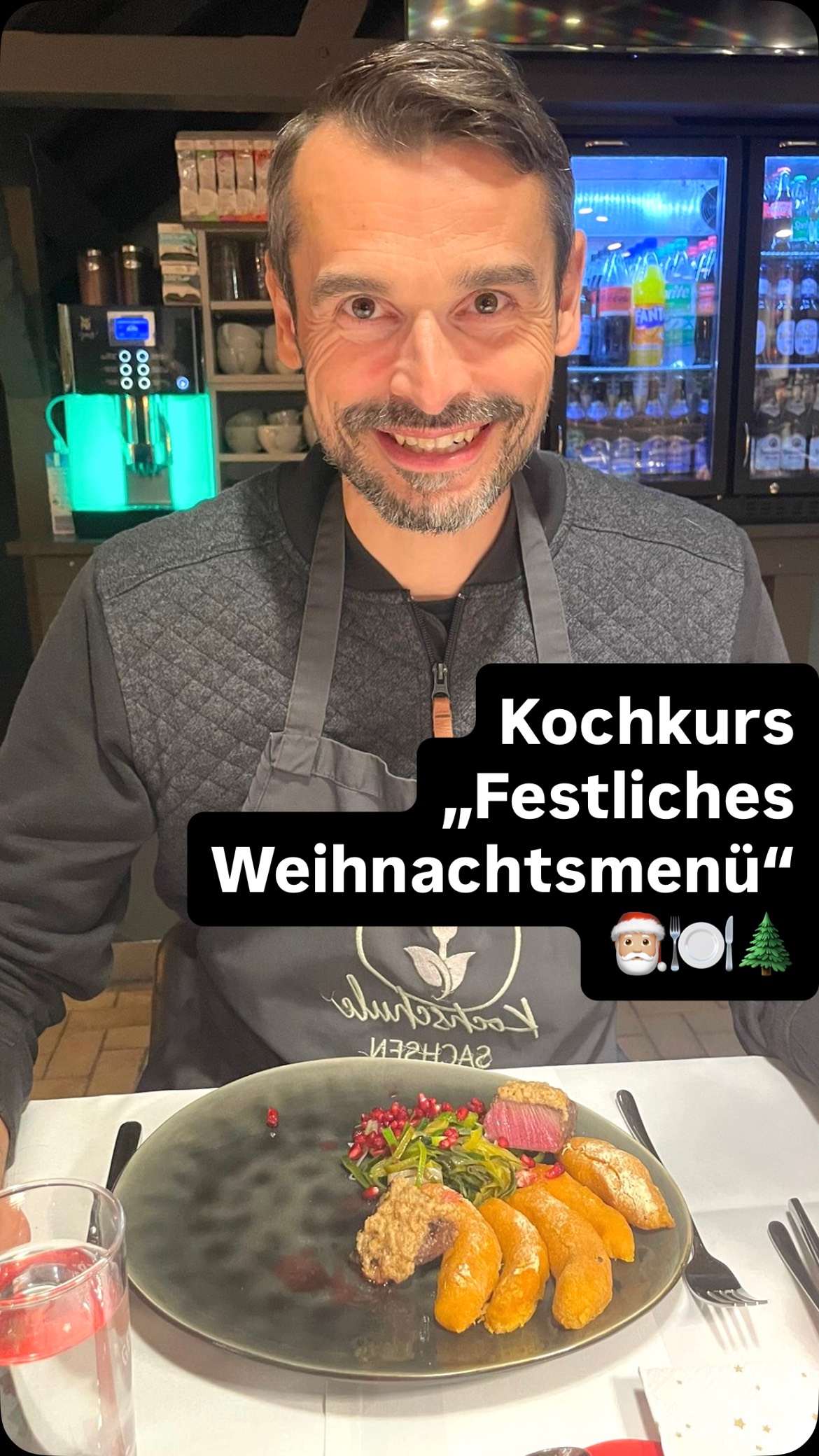 Genussvolle Generalprobe fürs Fest - 100% Santa approved! ???️?
Beim Kochkurs „Festliches Weihnachtsmenü“ hat Koch Florian unsere Küche in eine genussvolle Weihnachtswerkstatt verwandelt. Zwischen duftenden Gewürzen, klirrenden Gläsern und ganz viel Vorfreude entstand ein Menü, das perfekt auf die Feiertage einstimmt! ❄️
Von deliziöser Jakobsmuschel über unsere raffinierte weiße Tomaten-Zimt Suppe bis hin zu saftigem Hirschrücken und süßem Bratapfel-Glück – jeder Gang war ein kleines kulinarisches Fest für sich. So schmeckt Weihnachten schon vor dem großen Tag! ?
Lust bekommen, selbst festlich aufzutischen und das nicht nur an Weihnachten? Dann schaut auf unserer Website vorbei und entdeckt unsere nächsten Kochkurse im neuen Jahr – wir freuen uns auf euch! ?⛄️?
?? www.kochschule-sachsen.de
☎️ 037608 28481
✉️ verkauf@kochschule-sachsen.de
#kochschulesachsen #weihnachtsstimmung #kochkurs #weihnachtsessen #schlagwitzschmeckt #profikochen #jakobsmuschel #bratapfel #schlemmen