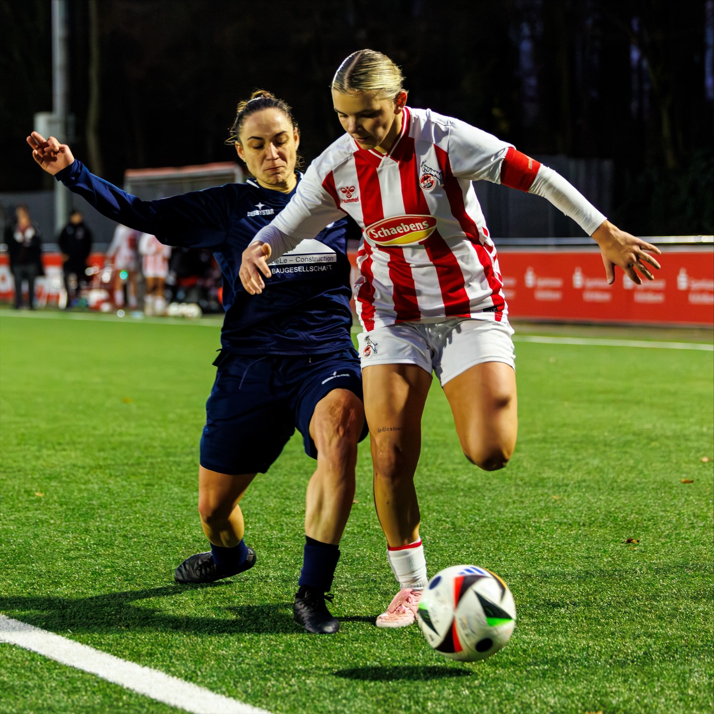 ⚽️ 𝗦𝗽𝗶𝗲𝗹𝘁𝗮𝗴 𝟭𝟰 #𝗞𝗢𝗘𝗙𝗙𝗖 ⚽️
Start in die #Rückrunde der Regionalliga-Saison 25/26
Unsere Frauen I mussten beim aktuellen #Tabellenführer und Aufstiegsaspiranten des 1. FC Köln U21 @fckoeln_frauen antreten. Anspruchsvoller konnte die Aufgabe nicht sein.
Es wurde eine sehenswerte Partie mit einem leidenschaftlichen FFC und spielstarken Kölnerinnen.
Unser Trainerteam Björn Sobotzki und Claudius Glania fand die richtige #Taktik und #Ansprache. Unsere Frauen standen defensiv stabil.
Trotz einer wirklich starken #Leistung musste sich unser Team am Ende mit 0:2 geschlagen geben.
Unglückliche Abseitsentscheidungen gegen den FFC verhinderten tatsächlich sogar eine blau-weiße #Überraschung …
Auf dieser sehr guten Leistung können unsere Mädels auf jeden Fall aufbauen und zuversichtlich in das nächste überaus wichtige #Heimspiel gegen die Zweitvertretung von Borussia Mönchengladbach gehen.
SO 07.12.2025
Anstoß 13:30 Uhr
in Leusberg
📸 @ric.baumert
#frauenfussball #regionalliga #1ffcrecklinghausen #1fcköln #auswärtsspiel #team #bele_construction_gmbh #derbystar #mcdonaldsde
@bele_construction_gmbh
@derbystar
@mcdonaldsde