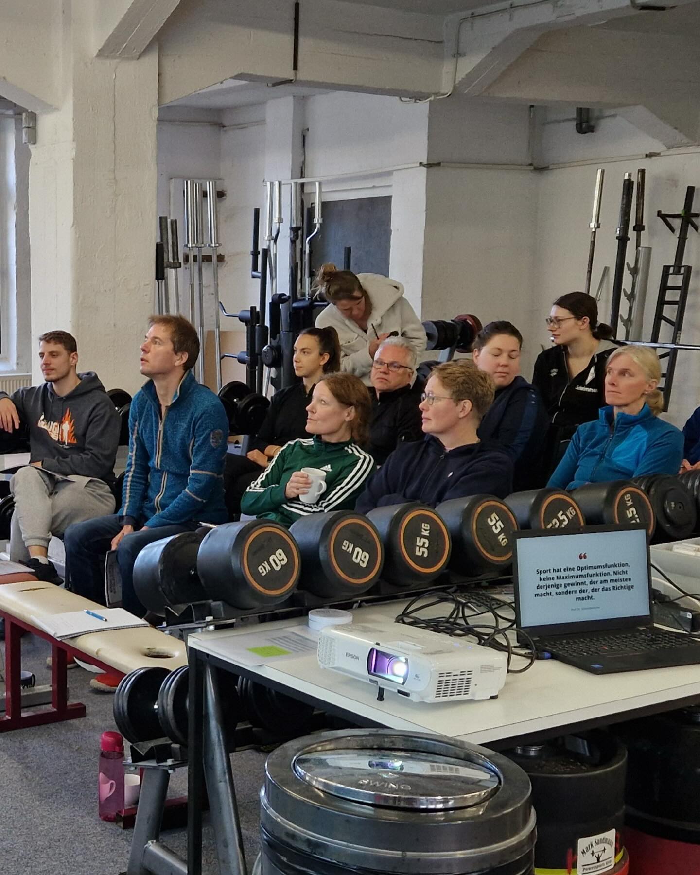 Ein kleiner Lehrgangs-Recap von diesem Monat📖
Auch im November fanden wieder einmal zahlreiche LSN-Lehrgänge, Fortbildungen und Workshops statt. Neben Krafttraining und langfristigem Trainingsaufbau standen bei den verschiedenen Lehrgängen auch Themen wie das Minischwimmabzeichen, Techniktraining, mentale Stärke im Nachwuchsbereich und weitere spannende Inhalte auf dem Programm.
Wir freuen uns sehr, dass die Teilnehmenden so viel neuen Input und wertvolle Impulse aus den Lehrgängen mitnehmen konnten!
📅 Unsere LSN-Lehrgänge im November:
• Aufbaulehrgang 3 (Teil 2 als Webinar)
• Trainerassistentenlehrgang Teil 2
• Breitensporttage
• Fortbildung 6A Krafttraining
• Fortbildung 7 Leistungssport Schwimmen
• Fortbildung 2 Breitensport Kinder & Jugendliche
• Fortbildung 6B Leistungssport Schwimmen
Dieses Wochenende gings direkt mit dem nächsten Trainerassistentenlehrgang in Nordhorn weiter.
👉🏼Swipe nach rechts für ein paar November-Highlights.
#lsn #ausbildung #fortbildung #trainerausbildung #schwimmen #breitensport #leistungssport