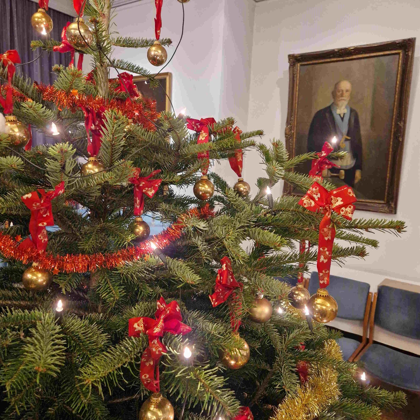 Weihnachtsfeier
Es war eine stimmungsvolle Weihnachtsfeier im gutgefüllten großen Saal unseres Bremer Logenhauses. Für ein gelungenes Wildschweinessen sorge das Team unserer Gastronomie. Für abwechslungsreiche und mit Einlagen versehene Musik sorgten die Musizierenden der Musikschule von Frau Bettina Pilster. Weihnachtliche Geschichten zum Schmunzeln und zum Nachdenken wurden vorgetragen. Jede Dame bekam eine kleine Schachtel Pralinen mit Herderlogo der Konditorei Nick van Heyningen überreicht. Sogar #Rudolph gesellte sich zeitweise zu uns. Am Ausgang des Saales wurde eine stattliche Summe für die Bremer Suppenengel gespendet.
#freimaurer #freemason #freimaurerbremen #bremerlogenhaus #bruderkette #bruederlichkeit #2b1ask1 #selfcare #selbsterkenntnis #sinnbild #bremen #Herderloge #Herder #Freimaurerei #humanitaer #afuamvd #humanitaet #Weihnachtsfeier