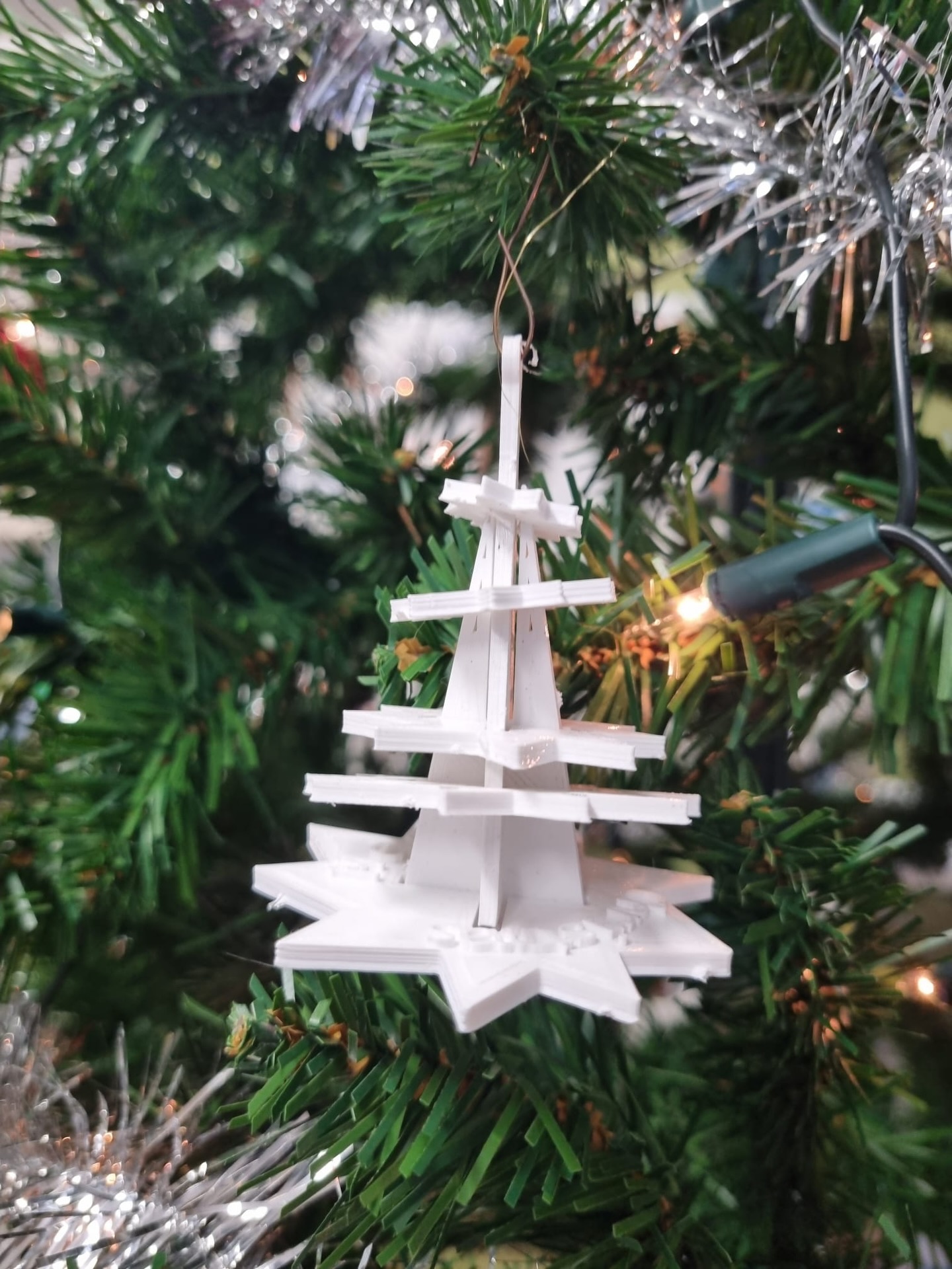 Groep 6 had deze week een 3D-printer in de klas. Meester Hugo had hem ingesteld en de leerlingen mochten raden wat het uiteindelijk werd.
Na drie uur geduldig wachten was de 3D printer klaar en konden we de stukken in elkaar zetten.
Het is zoals jullie zien een 3D-kerstornament geworden. Ze zullen de printer nog vaker gaan gebruiken in de klas!
#techniek #onderwijs #nieuwsgierig #verwonderen