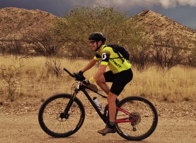 Namibia. Work and Travel - geht auch mit über 40 😀.
Erst kam die Pflicht, dann die Kür. Voller und Abwechslungsreicher hätten die 8 Tage in dem atemberaubenden Land nicht sein können.
Begonnen mit dem 401km langem MTB-Rennen @nedbankdesertdash durch die Wüste, gemeinsam mit Romy Stotz @ultraradverliebt für das @bike.magazin und Mega Support der deutschstämmigen Familie Großmann vor Ort @timmo_grossmann , weiter mit frühmorgentlicher Schreibarbeit über das Dash und an meinem Buch über meinen sommerlichen ‚European Connection Trail‘, in HaliGali mit der Familie am Nachmittag. Buschtouren, wilden Tieren, Farmen, heftigen Gewittern und vielen tollen Begegnungen.
Ich komme wieder - denn eigentlich habe ich noch gar nichts gesehen.
#namibia #desertdash #wildlife #workandtravel