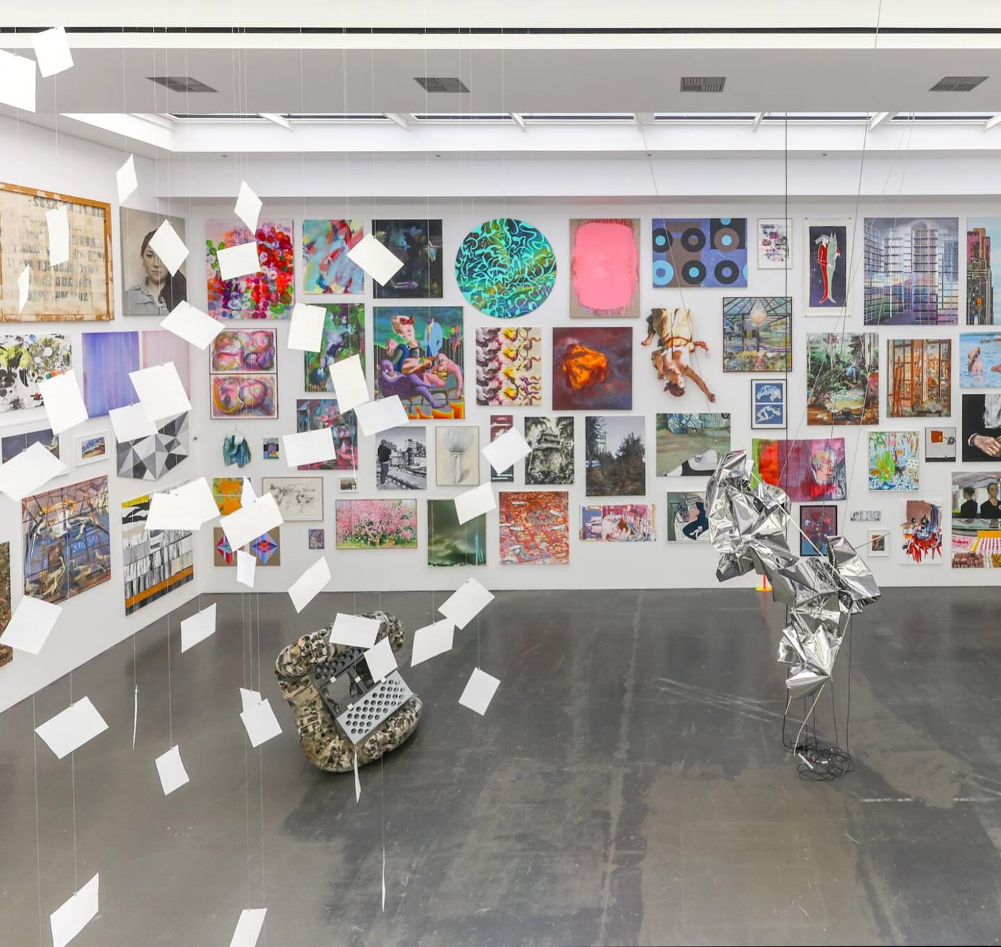 ein weiterer Rückblick auf 2025:
Ausstellung in der @kunsthalleduesseldorf
... und wir fangen gerade erst an
Künstlerinnen und Künstler des VdDK 1844
15.3. – 25.5.2025
Der Verein der Düsseldorfer Künstler zur gegenseitigen Unterstützung und Hilfe (gegründet 1844) ist einer der ältesten noch aktiven Künstler*innenvereine Deutschlands. Im Gegensatz zu Kunstvereinen, die sich auf die Vermittlung und Präsentation zeitgenössischer Kunst für ein breites Publikum konzentrieren, sind Künstler*innenvereine Zusammenschlüsse von Kunstproduzierenden selbst.
Seit der Gründung steht der VdDK für Solidarität, Kooperation und das Prinzip des Selber-Machens – Werte, die bis heute die zentralen Antriebsquellen der Künstler*innen sind. Mit seiner reichen Tradition, die tief in die Stadtgesellschaft hineinwirkt, zählt der VdDK derzeit 300 Mitglieder, von denen 224 einen Beitrag zur Ausstellung eingereicht haben. Der Verein bietet seinen Mitgliedern nicht nur ein starkes Netzwerk, sondern engagiert sich auch aktiv für bessere Konzepte in der ästhetischen Bildung, die soziale Absicherung von Künstler*innen sowie die Förderung von Ateliers und die Einrichtung eines Werkkunsthauses in Düsseldorf.
Die Ausstellung war kein nostalgischer Rückblick auf 181 Jahre Vereinsgeschichte, sondern eine lebendige Momentaufnahme des aktuellen Schaffens der Mitglieder. Rund 250 Werke aus Malerei, Grafik, Bildhauerei, Fotografie und Medienkunst laden dazu ein, die umfassende Kunstproduktion des VdDK zu entdecken.
Mit dieser Ausstellung wird die enge Verbindung des VdDK zur Kunstlandschaft der Stadt Düsseldorf unterstrichen. Sie gibt nicht nur einen Einblick in die Geschichte und Arbeit des Vereins, sondern zeigt auch die beeindruckende Vielseitigkeit und lebendige Dynamik eines der ältesten Künstler*innenvereine Deutschlands – ein Ort der Begegnung, des Austauschs und der gemeinsamen künstlerischen Weiterentwicklung. (Alle Fotos : Melanie Zanin)