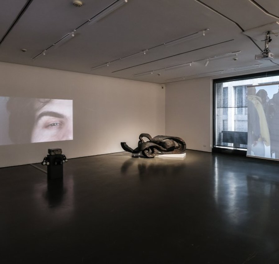 ein weiterer Rückblick auf 2025:
Ausstellung in der @kunsthalleduesseldorf
... und wir fangen gerade erst an
Künstlerinnen und Künstler des VdDK 1844
15.3. – 25.5.2025
Der Verein der Düsseldorfer Künstler zur gegenseitigen Unterstützung und Hilfe (gegründet 1844) ist einer der ältesten noch aktiven Künstler*innenvereine Deutschlands. Im Gegensatz zu Kunstvereinen, die sich auf die Vermittlung und Präsentation zeitgenössischer Kunst für ein breites Publikum konzentrieren, sind Künstler*innenvereine Zusammenschlüsse von Kunstproduzierenden selbst.
Seit der Gründung steht der VdDK für Solidarität, Kooperation und das Prinzip des Selber-Machens – Werte, die bis heute die zentralen Antriebsquellen der Künstler*innen sind. Mit seiner reichen Tradition, die tief in die Stadtgesellschaft hineinwirkt, zählt der VdDK derzeit 300 Mitglieder, von denen 224 einen Beitrag zur Ausstellung eingereicht haben. Der Verein bietet seinen Mitgliedern nicht nur ein starkes Netzwerk, sondern engagiert sich auch aktiv für bessere Konzepte in der ästhetischen Bildung, die soziale Absicherung von Künstler*innen sowie die Förderung von Ateliers und die Einrichtung eines Werkkunsthauses in Düsseldorf.
Die Ausstellung war kein nostalgischer Rückblick auf 181 Jahre Vereinsgeschichte, sondern eine lebendige Momentaufnahme des aktuellen Schaffens der Mitglieder. Rund 250 Werke aus Malerei, Grafik, Bildhauerei, Fotografie und Medienkunst laden dazu ein, die umfassende Kunstproduktion des VdDK zu entdecken.
Mit dieser Ausstellung wird die enge Verbindung des VdDK zur Kunstlandschaft der Stadt Düsseldorf unterstrichen. Sie gibt nicht nur einen Einblick in die Geschichte und Arbeit des Vereins, sondern zeigt auch die beeindruckende Vielseitigkeit und lebendige Dynamik eines der ältesten Künstler*innenvereine Deutschlands – ein Ort der Begegnung, des Austauschs und der gemeinsamen künstlerischen Weiterentwicklung. (Alle Fotos : Melanie Zanin)