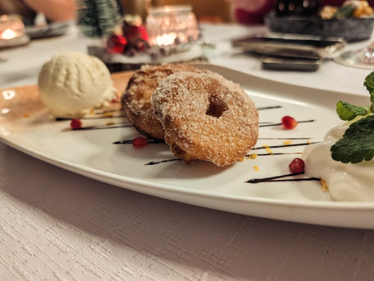 Tradition zum Genießen 😌
Zwiebelrostbraten mit hausgemachten Käsespätzle