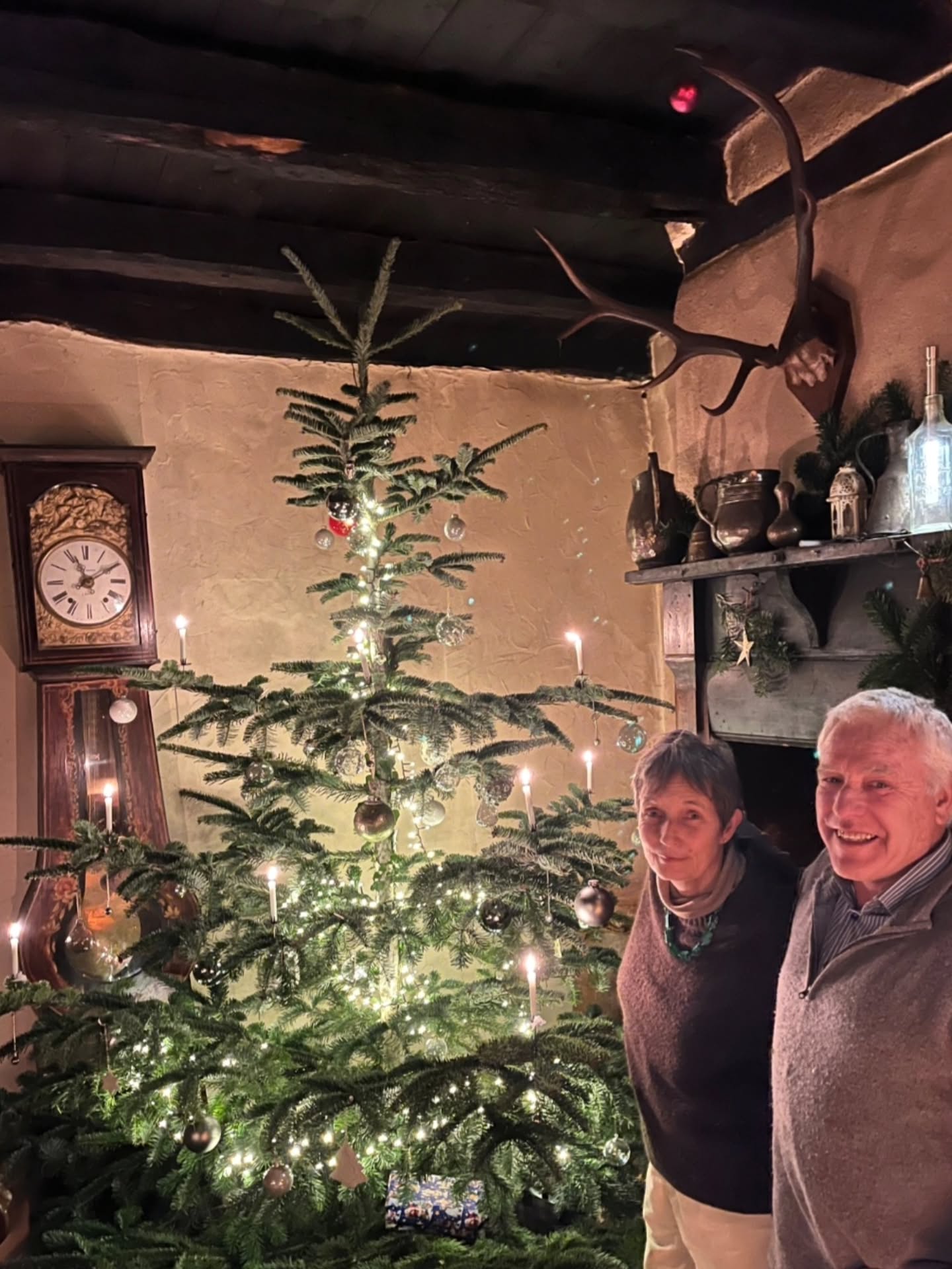 Joyeux Noël ! 🎄
.
Frohe Weihnachten und liebe Grüße vom Colombié! 🌟
.
.
.
#lecolombié #weihnachten #familie #kamin #tannenbaum