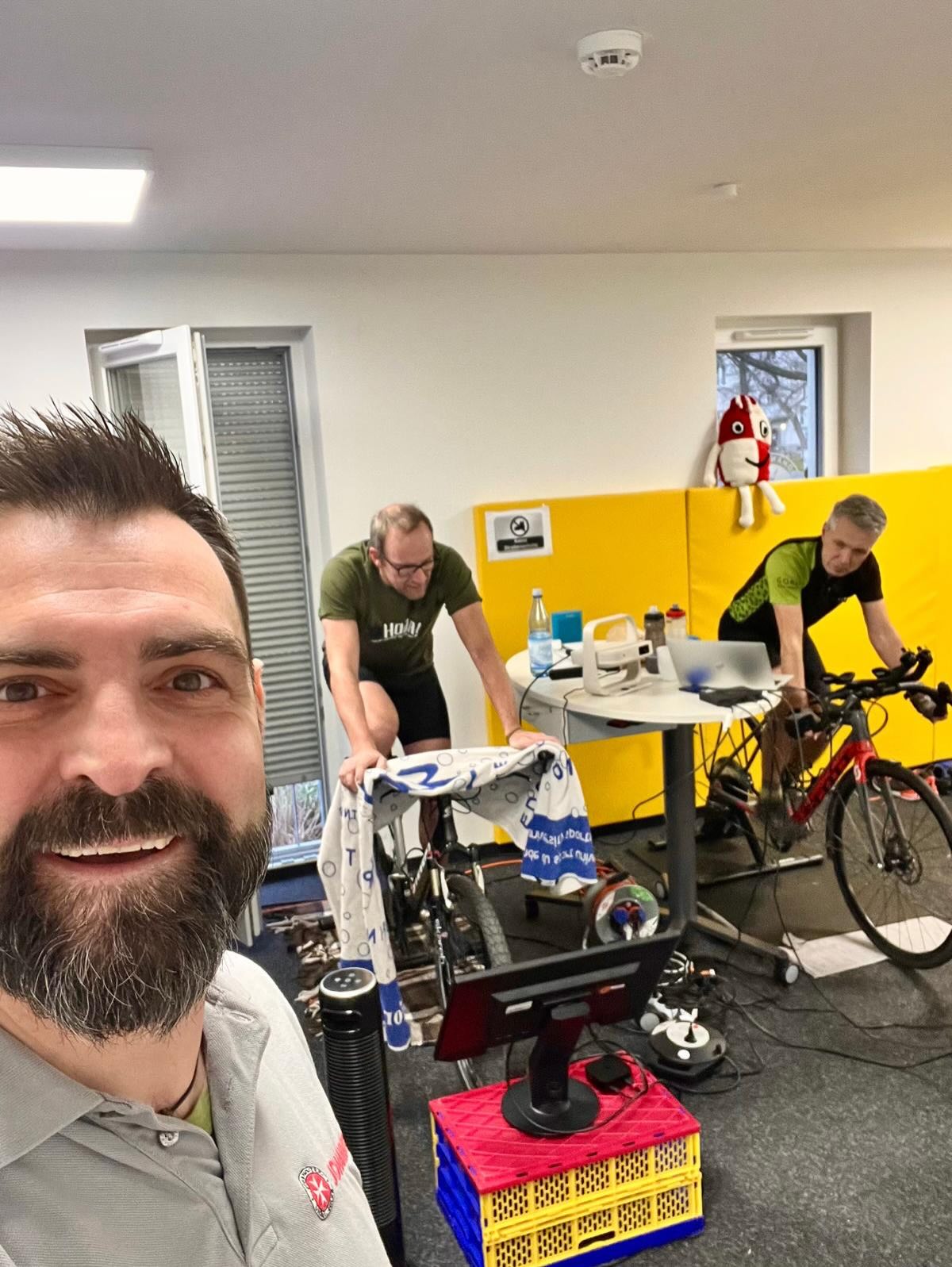 Letzte Aktion des Jahres. (Mensch habe ich geschwitzt. 😁) Höhenmeter strampeln mit Matthias Breitkopf für seine @radler_helfen Aktion zu Gunsten der Lacrima Trauerhilfe für Kinder von den @johanniter_dresden .
Warum? Klar- um Spenden zu sammeln ohne welche es nicht geht. Schaut mal unter www.radler-helfen.de und lasst eine kleine Spende da. Danke @danilo_dd83 für dein Engagement.
Auf der Rolle 10x 1.000 Höhenmeter… den Alpe du Zwift hoch. 12,2km, 1036 Höhenmeter und 8,5% Durchschnittssteigung.
#lacrima #johanniter #radlerhelfen