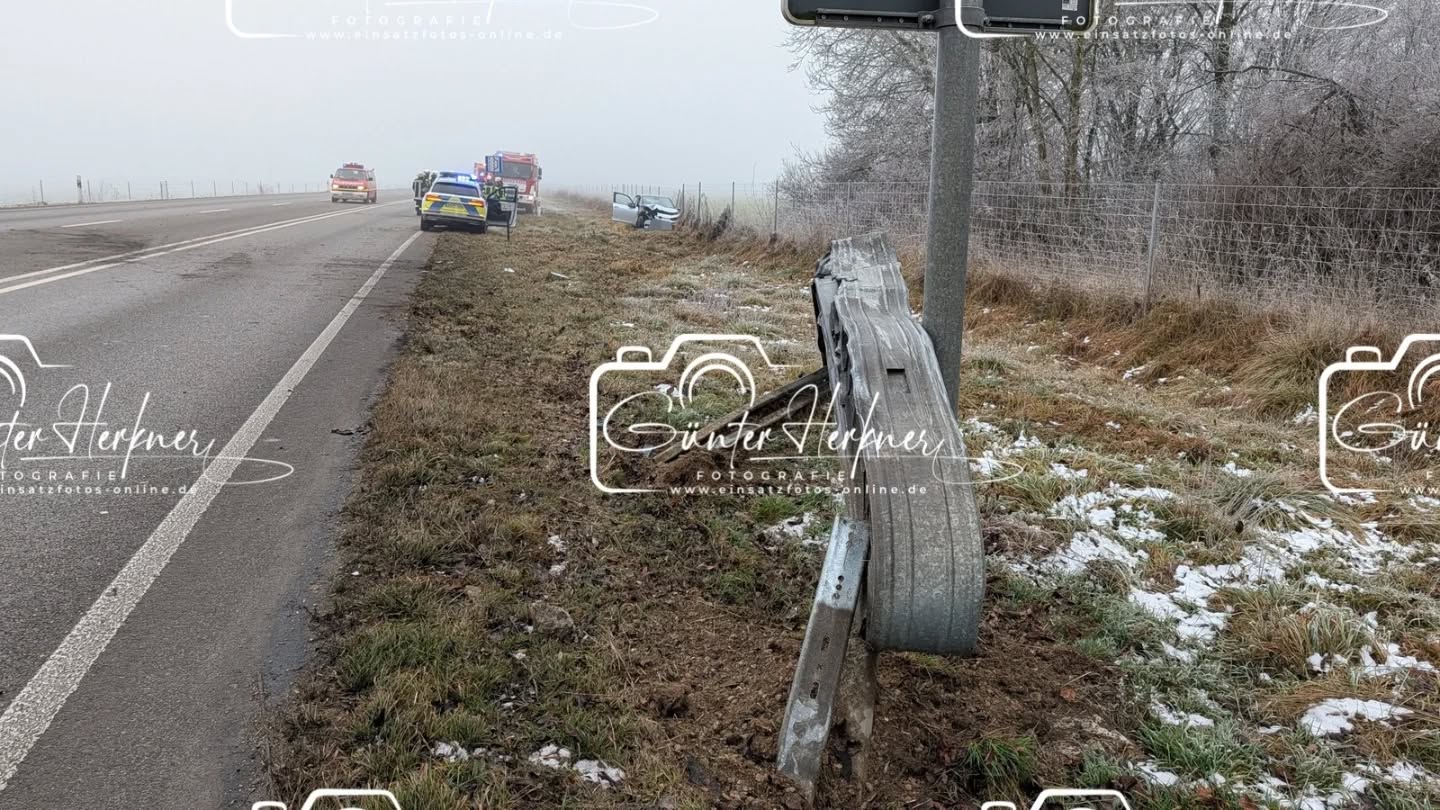 🗓️Datum: 27.12.2025
⏰Uhrzeit: 12.55 Uhr
🚒🚑 Einsatzart: THL 1
📍Einsatzort: FTO Flughafen Tagente Ost
🚒🚑🚁🚓 Eingesetzte Kräfte:
@feuerwehr_altenerding
@feuerwehr_moosinning
@feuerwehr_notzing
@polizeiobn
Pkw kommt von der Fahrbahn ab
Gegen 12:45 Uhr befuhr eine 43-Jährige aus dem nördlichen Landkreis Freising mit ihrem VW die Staatsstraße 2580 (FTO) von Erding kommend in Richtung Moosinning. Zwischen den Abfahrten Erding Mitte und Erding Süd kam die Pkw-Fahrerin allein beteiligt nach rechts von der Fahrbahn ab und kollidierte mit der dortigen Leitplanke.
Bei dem Unfall wurde die Fahrerin leicht verletzt. Sie wurde zur weiteren medizinischen Behandlung ins Klinikum Erding verbracht.
Der Gesamtschaden am Pkw beläuft sich auf ca. 30.000 Euro. Das Fahrzeug war nicht mehr fahrbereit und wurde abgeschleppt. Die Leitplanke wurde bei dem Unfall ebenfalls beschädigt.
Die Fahrbahn der Staatsstraße musste für eine halbe Stunde komplett gesperrt werden.
Die Freiwillige Feuerwehr Moosinning unterstütze bei der Verkehrslenkung am Unfallort.
Quelle: PI Erding
📷 Günter Herkner
#thl #unfall #feuerwehr #rettungsdienst #polizei luftrettung blaulicht technischehilfe gefahrgut abc brand freiwilligefeuerwehr