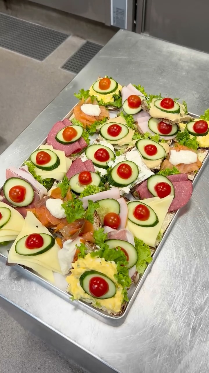 Kleine Pause, großer Genuss! ? Für unsere Seminar-Gäste gibt’s frische Brote, Kaffee und alles, was man für einen kurzen Energiekick braucht. ?☕
So läuft Lunchpause bei uns.
easy, lecker, sylc.
#LunchVibes #SimplifyYourLifeCampus