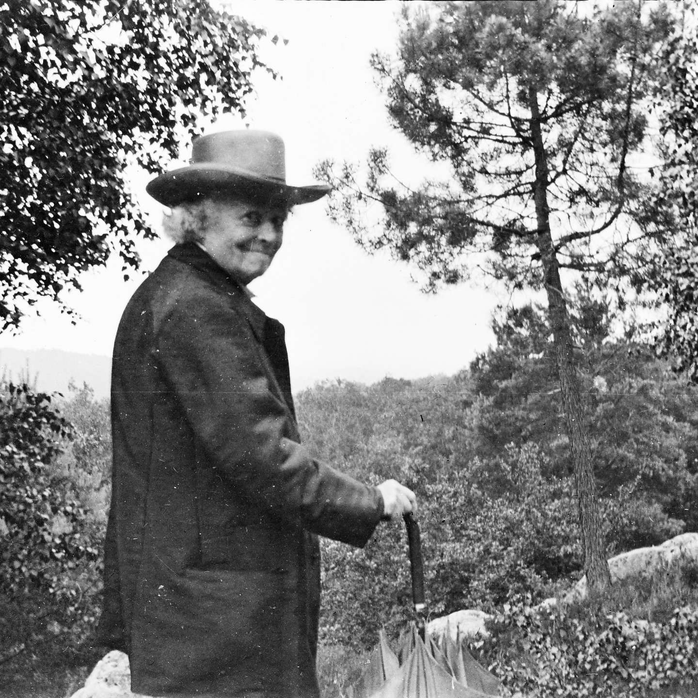 Rosa Bonheur, saisie dans un moment de douceur et de complicité lors de l’une de ses dernières promenades en forêt de Fontainebleau, sous le regard d’Anna Klumpke. Elle porte son célèbre chapeau de paille et s’appuie sur une canne. Tout porte à croire qu’Anna l’a doucement appelée — « Rosa » — et que l’artiste, se retournant, a offert ce sourire à l’objectif.
La photographie est réalisée avec un appareil Kodak, alors récemment apparu, dont la légèreté permettait des prises de vue rapides, presque instantanées.
Ces images sur négatif souple constituent de précieux témoignages de l’intimité du quotidien, du lien affectif entre les deux femmes, et d’un rapport sensible au temps, à la nature et à la fin de la vie.
Le château de Rosa Bonheur conserve aujourd’hui cet appareil photographique, ainsi que ces archives exceptionnelles.
Nous adressons nos plus sincères remerciements à Michel Pons, chargé de l’inventaire et des archives du château, qui mène depuis 2017 un travail rigoureux et essentiel de numérisation et de mise en valeur des collections.
#RosaBonheur #AnnaKlumpke #ChâteauDeRosaBonheur #Photographie #Archives