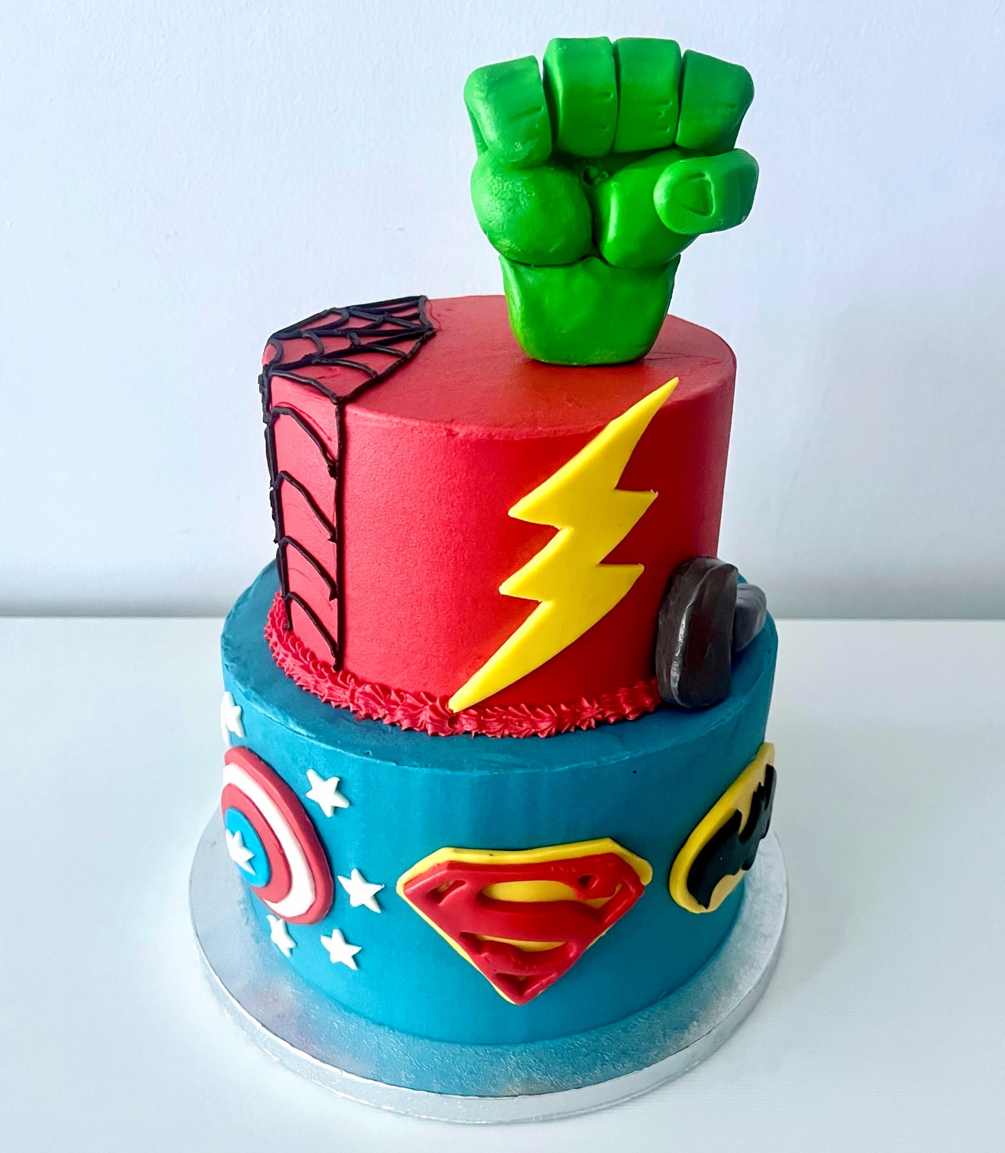 TARTA SUPERHEROES ⚡??♂️
Esta tarta es ideal para los fans de los superhéroes! Colores vibrantes, personajes icónicos y un diseño totalmente personalizado hecho 100% a mano para convertir un cumpleaños en un momento inolvidable ??
En Carla’s Desserts damos vida a tus ideas para crear tartas únicas que sorprenden desde el primer vistazo y enamoran al primer bocado ?
? Tartas personalizadas para todo tipo de celebraciones
? Hechas a mano con pasión y dedicación
? Contacta con nosotros para encargar ya la tuya
#superheroes #tartapersonalizada #pasteleria #tartacumpleaños #marvel