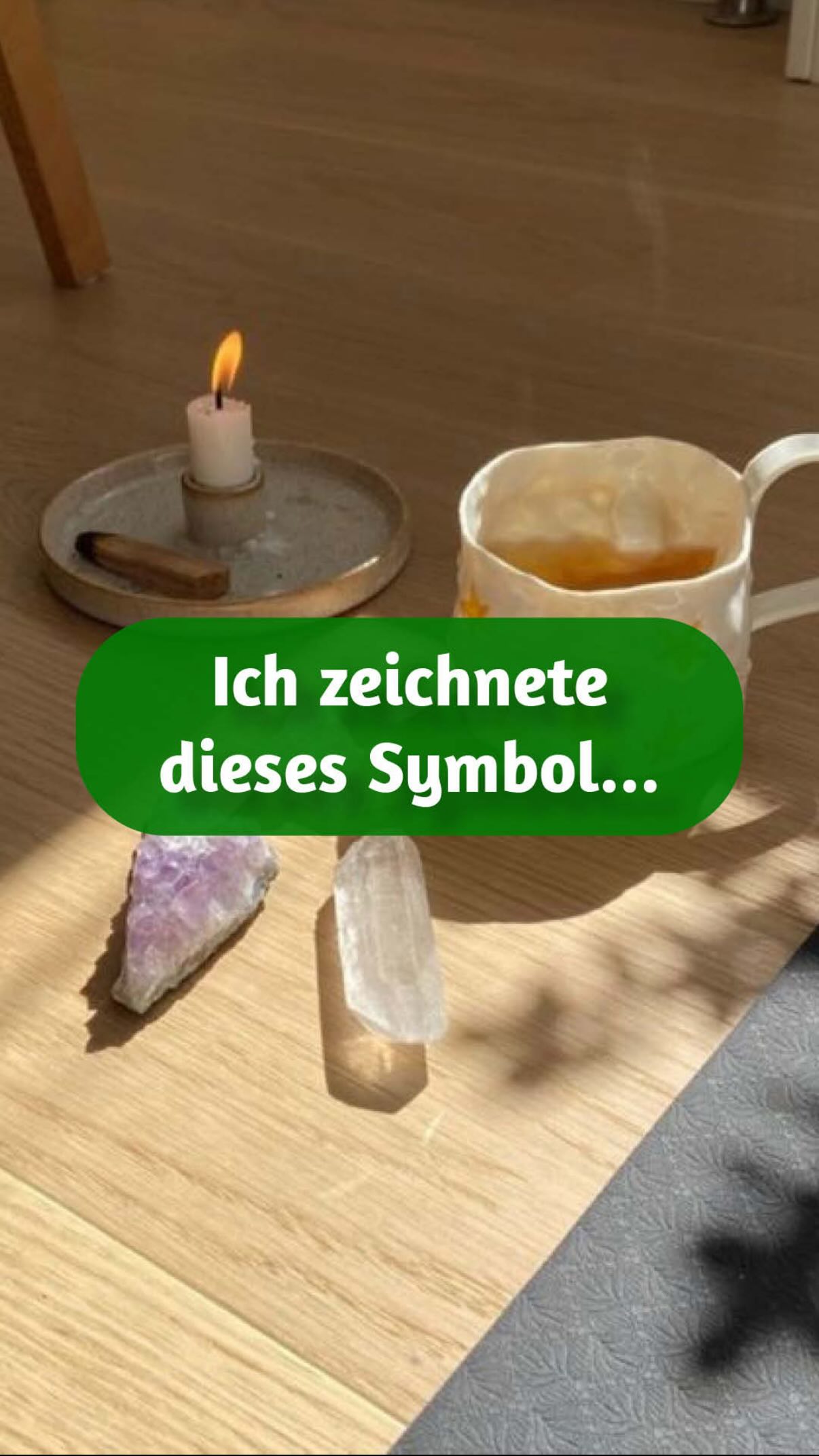 Ich war skeptisch, doch was dann passierte, konnte ich nicht glauben…
Eine alte Schamanin aus Malaysia hatte mir gesagt, ich solle dieses eine Heilsymbol auf ein Blatt Papier zeichnen.
Also nahm ich ein leeres Blatt, einen Stift – und zeichnete.
Was dann passierte, konnte ich nicht erklären, aber ich konnte es deutlich spüren. Innerhalb weniger Minuten veränderte sich etwas. Nicht im Außen, sondern in mir. Mein Atem wurde ruhiger, mein Körper wärmer, mein Kopf plötzlich still. Gedanken, die eben noch laut waren, traten in den Hintergrund.
Das war kein Placebo. Kein „sich etwas einreden“.
Es war eine klare, körperlich spürbare energetische Reaktion.
Genau das ist die Kraft von Heilsymbolen. Sie wirken nicht über Glauben oder Überzeugung, sondern über Information, Schwingung und Resonanz.
Ein Symbol spricht direkt mit Deinen Zellen, mit Deinem Nervensystem, mit Deinem Energiefeld – ganz ohne Umweg über den Verstand.
Und das Wichtigste: Du kannst diese Symbole selbst anwenden. Für Dich. Für Deine Liebsten. Und auch für Tiere.
✨ In meinem kostenfreien Live-Webinar „Die Kraft der Heilsymbole“ zeige ich Dir:
• warum Heilsymbole sofort wirken
• wie Du sie im Alltag richtig anwendest
• wie Du Wasser, Räume und Dein Energiefeld damit harmonisierst
• und warum dieses Wissen uralt – aber heute wichtiger denn je ist
⚠️ Es gibt keine Aufzeichnung. Dieses Wissen wird nicht öffentlich geteilt.
? Kommentiere „Symbol“ und ich sende Dir alle Infos zur kostenfreien Teilnahme.
Manche Dinge musst Du nicht verstehen.
Du musst sie spüren. ✨