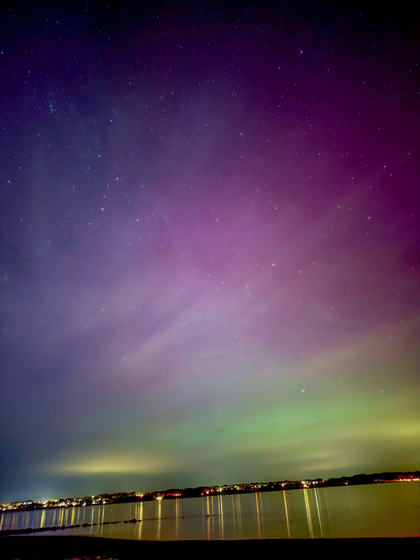 Letze Nacht hat der Himmel über der Flensburger Förde für ein paar wunderbare Momente in den Farben Nordens gestrahlt - es hat sich wirklich gelohnt in der Kälte ? durchzuhalten.
Was für ein tolles Schauspiel, immer wieder.
#polarlichter #kaltaberschön #auroraborealis #fjord #flensburg