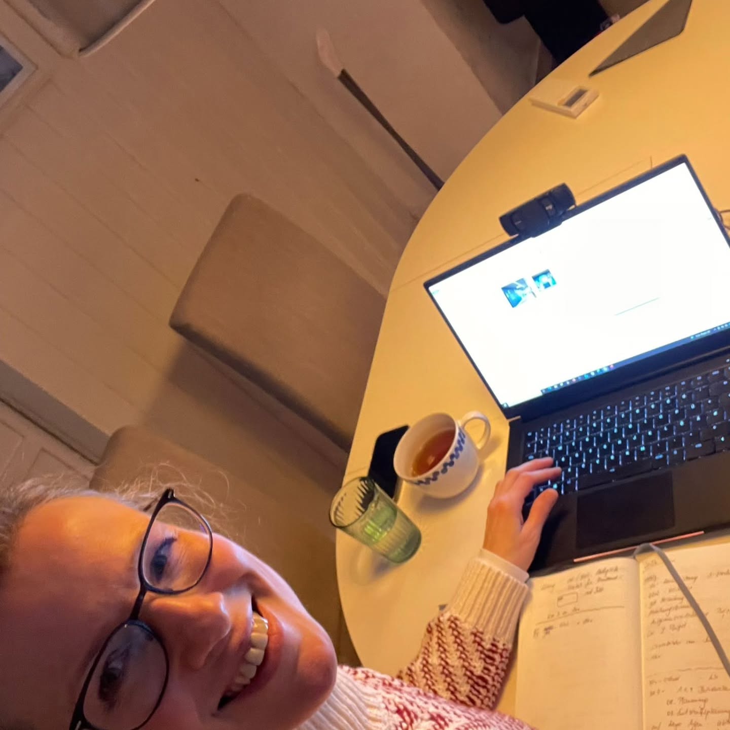 Unsere Kollegin Uta lebt uns vor, wie Workation geht: Arbeiten, wo andere Urlaub machen ❄️🇸🇪
Zwischen frisch gebackenen Zimtschnecken 🥧, der traditionellen Fika ☕ (Kaffeepause in Schweden) und dem traumhaft glitzernden ✨ Pulverschnee lässt es sich wundervoll arbeiten 💻
Das nennen wir: New Work vom Feinsten 🥰
Danke Uta für die tollen Einblicke ❄️🇸🇪🥧☕✨💻🥰
#workation #newwork #schweden #zimtschnecke #fika