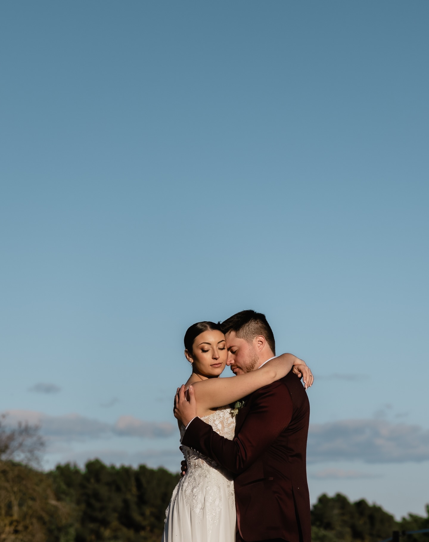 Noviembre en Villa Valens tiene algo especial ✨
El aire era frío, el sol bajo y dorado, y la luz… simplemente espectacular.
La boda de Irene y Sebas fue de esas que se viven despacio, con calma. Una celebración íntima, cálida y muy auténtica, donde la luz de otoño fue una invitada más.
Como fotógrafa de bodas en Mallorca, adoro estos días en los que la isla se muestra tal y como es: tranquila, elegante y llena de matices. Sin artificios. Solo emociones reales y una historia preciosa que contar.
Gracias por confiar en mí para guardar estos recuerdos ?
Foto: @priscalagunaphotographer
Video: @quatrelemens
Catering: @bernardovichbodasyeventos
Finca: @villa_valens_wedding
Dj y ceremoniante: @faustodjycantante
Floristería: @floristeriasacanaleta
Maquillaje y peluquería: @saraybenabadmakeup