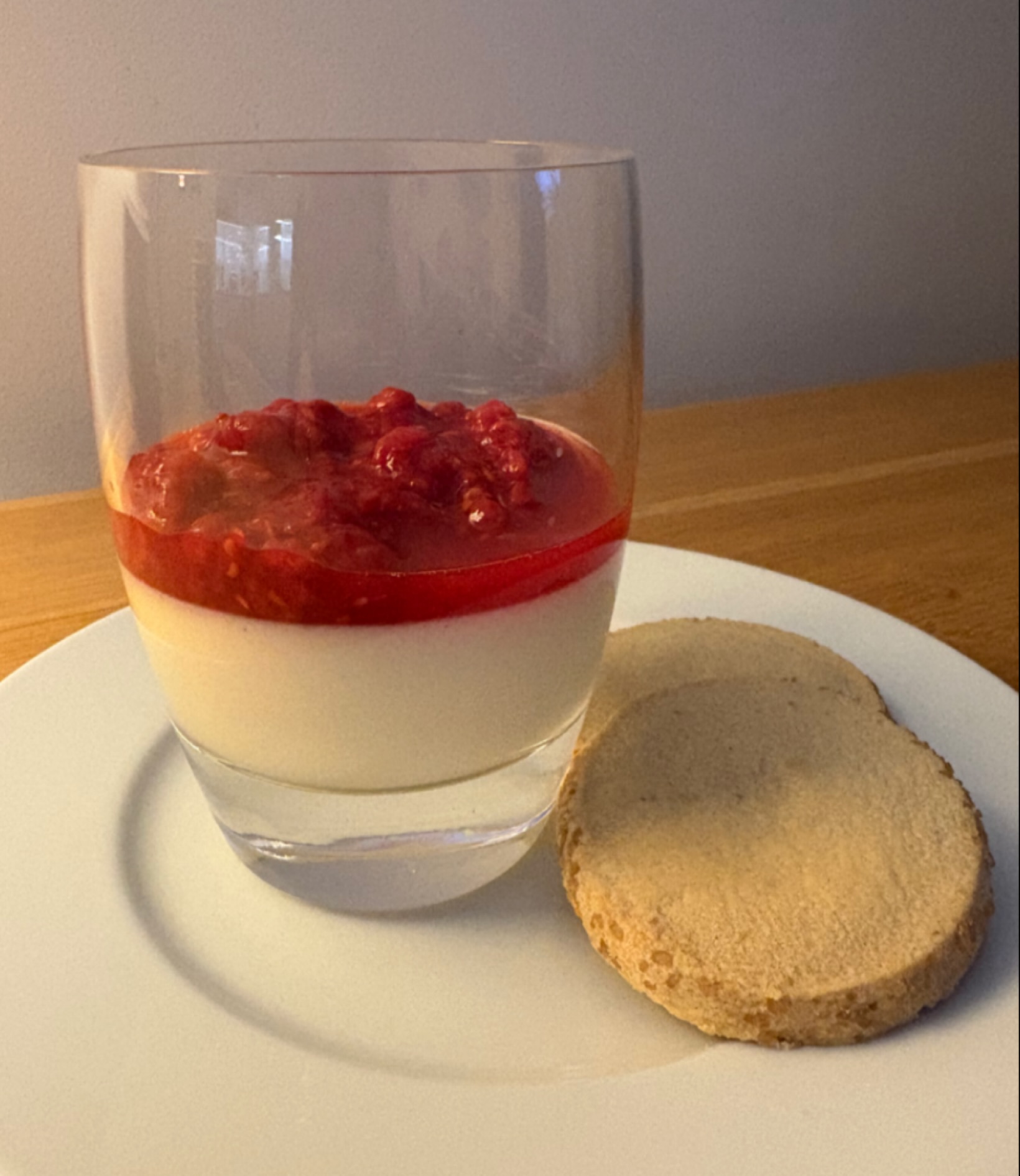 Whilst the boys were away, I had a couple of girls nights and made this raspberry panna cotta for dessert one evening. If you follow me, you’ll know I love a panna cotta - so easy to make and nice and light after nibbles, mains and quite a bit of wine!
#desserts #pannacotta #raspberries