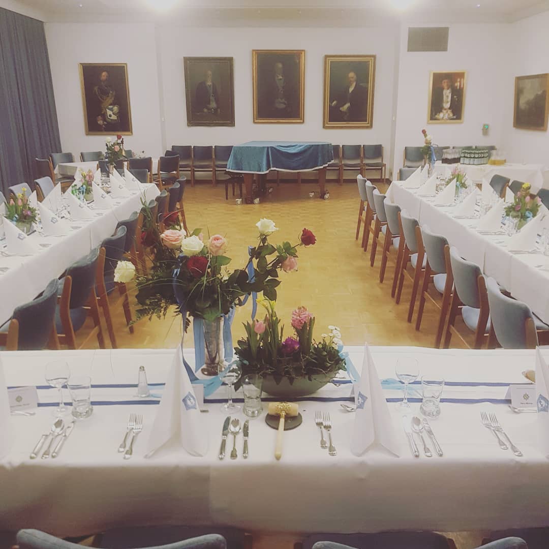 Die Tafelloge folgt im Anschluss an die Tempelarbeit.
#freimaurerlogeherder #brüderlichkeit#herderloge #freimaurer #freemason #tafelloge #stiftungsfest