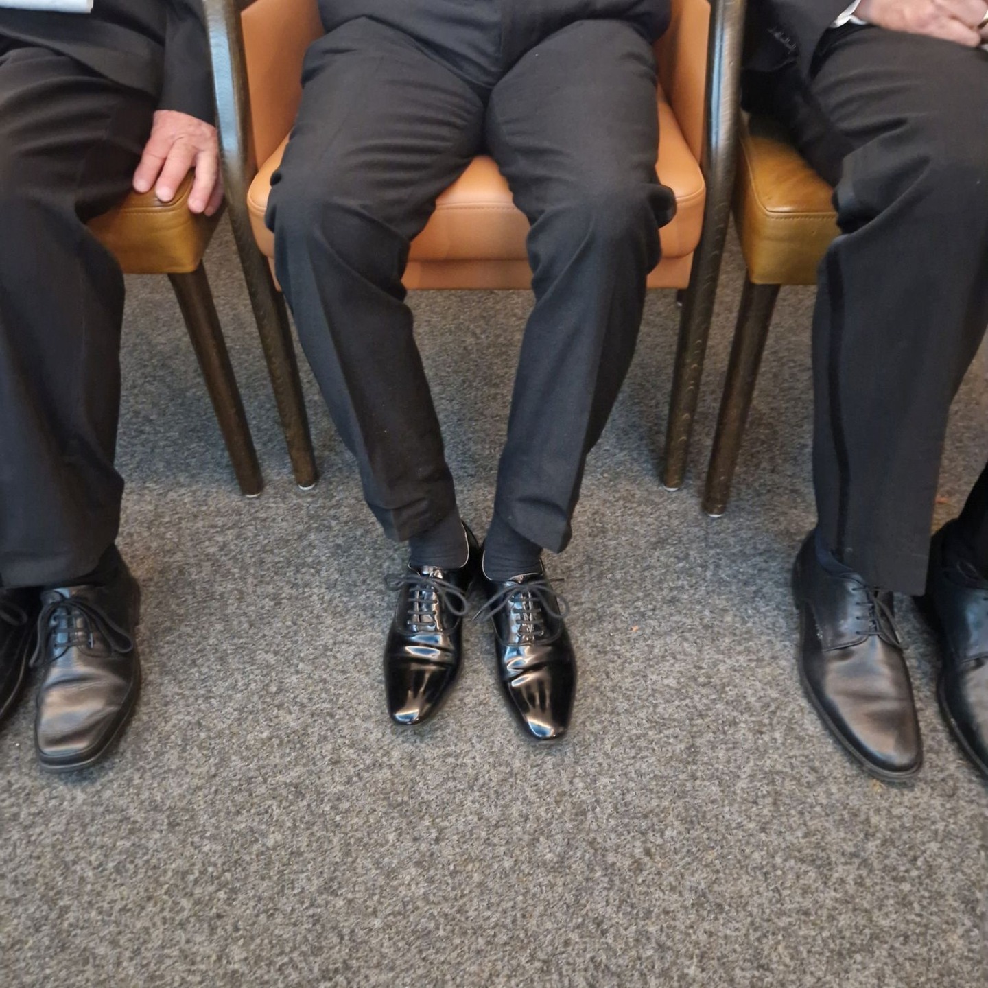 Tja, eigentlich gehören zum Smoking schwarze Socken, doch manchmal vergisst man das dummer weise – nowbody is perfect …
#freimaurer #freemason #freimaurerbremen #bremerlogenhaus #bruderkette #bruederlichkeit #2b1ask1 #selfcare #selbsterkenntnis #sinnbild #bremen #Freimaurerei #humanitaer #afuamvd #humanitaet #socken #smoking #shithappens