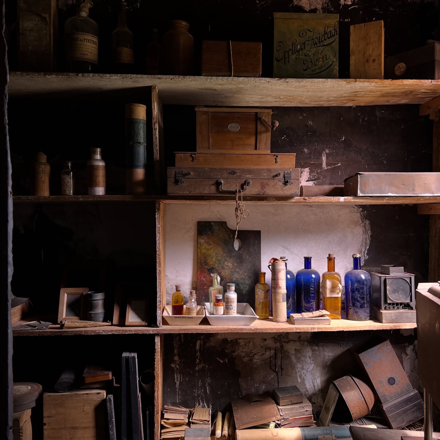 Le saviez-vous ? Rosa Bonheur avait aménagé au château un laboratoire photographique, une chambre noire dans laquelle elle développait elle-même ses clichés.
Aujourd’hui, il est l’un des derniers témoignages de cette pratique, conservé en aussi bon état, avec tout son matériel… on y voit encore les bains chimiques, les fioles, les poudres…. Toute cette cuisine que Rosa Bonheur a appris à manier.
Ce laboratoire est un véritable trésor
#rosabonheur #chateaurosabonheur #museerosabonheur #laboratoirephotogeaphique #bicentenairephoto