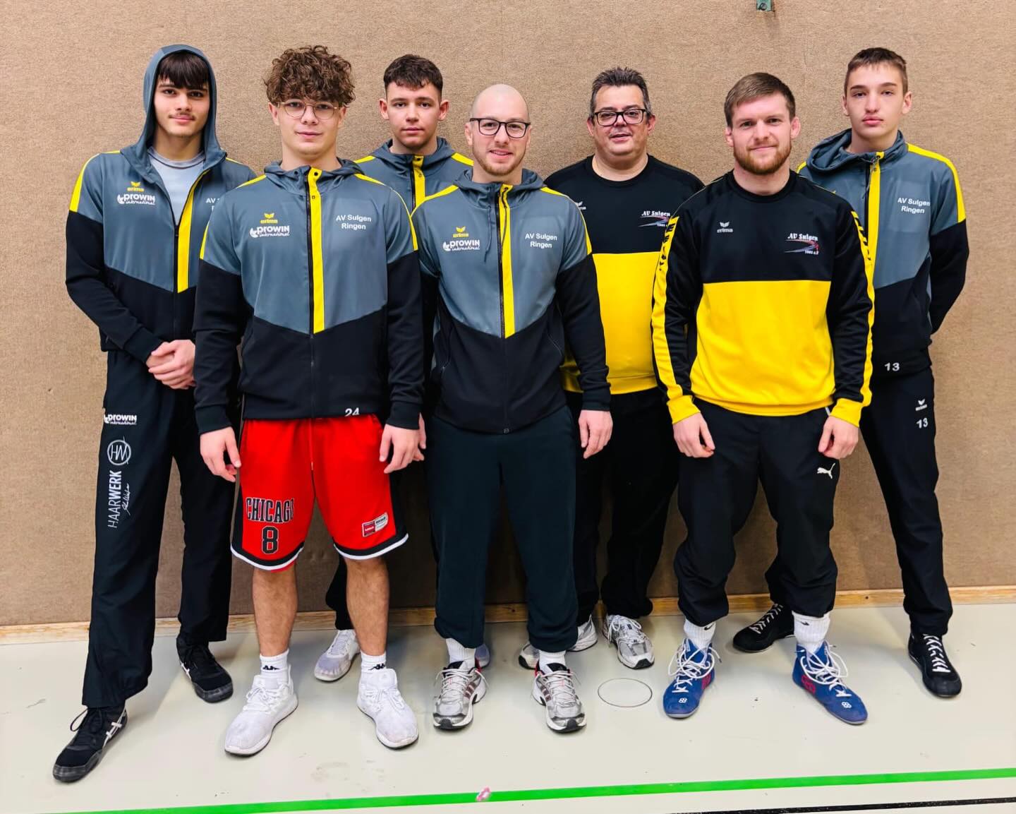 Starke Bezirksmeisterschaften im griechisch-römischen Stil bei uns auf dem Sulgen 🤼♂️🔥
Insgesamt eine gute Turnierleistung mit vielen starken Ansätzen von allen Aktiven 💪
Kämpferisch, hoch motiviert und mit der richtigen Einstellung auf der Matte 🙌
Bei den knappen Kämpfen haben oft nur Kleinigkeiten gefehlt – das wird im Training ausgebessert, damit wir das nächste Mal die entscheidenden Punkte holen 🎯
Leon Langer verliert leider das kleine Finale um Platz 3/4, war aber ganz nah dran und schnuppert am Podest 🥉
Denis Anshelm wird bei seinem ersten Turnier als Quereinsteiger guter 6. – starke Leistung 👏
Vorwärts AV Sulgen 💪🏽💪🏽
#AVSulgen #Ringen #Teamgeist #Bezirksmeisterschaften