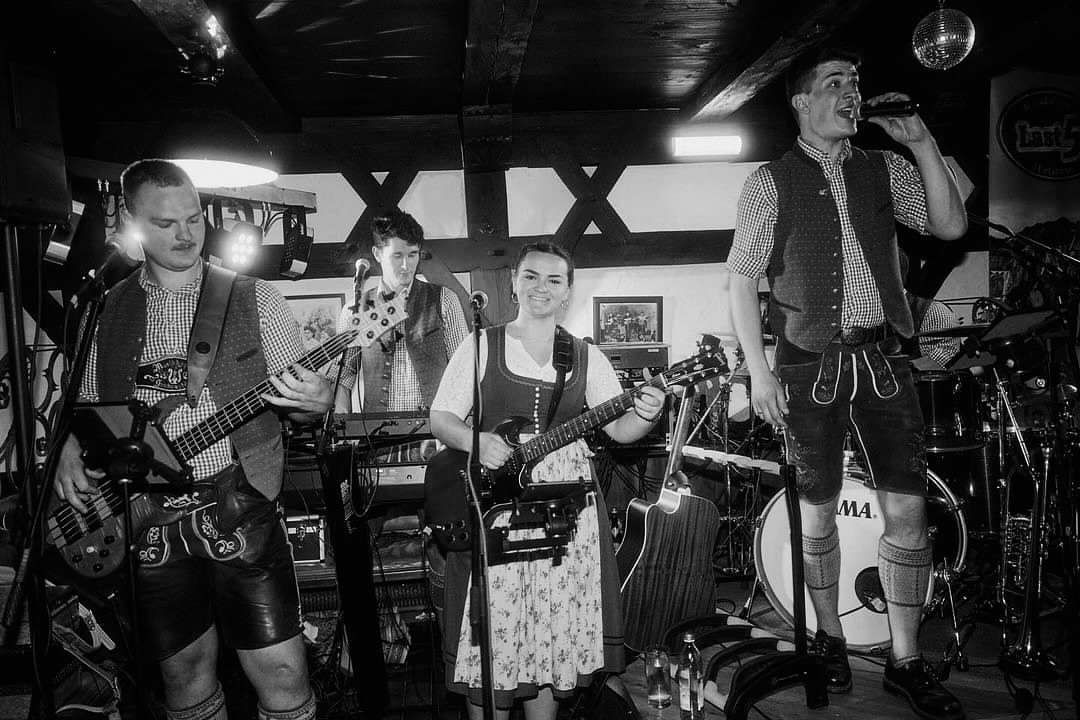 …im Auftrag der Liebe unterwegs… ♥️?
.
#last5 #doriadsiwos #weinstüberl #hochzeit #party #rock #pop #oldies #NDW #wein #bier #musispuin #musi #musik #music #liveband #band #coverband #hochzeitsband