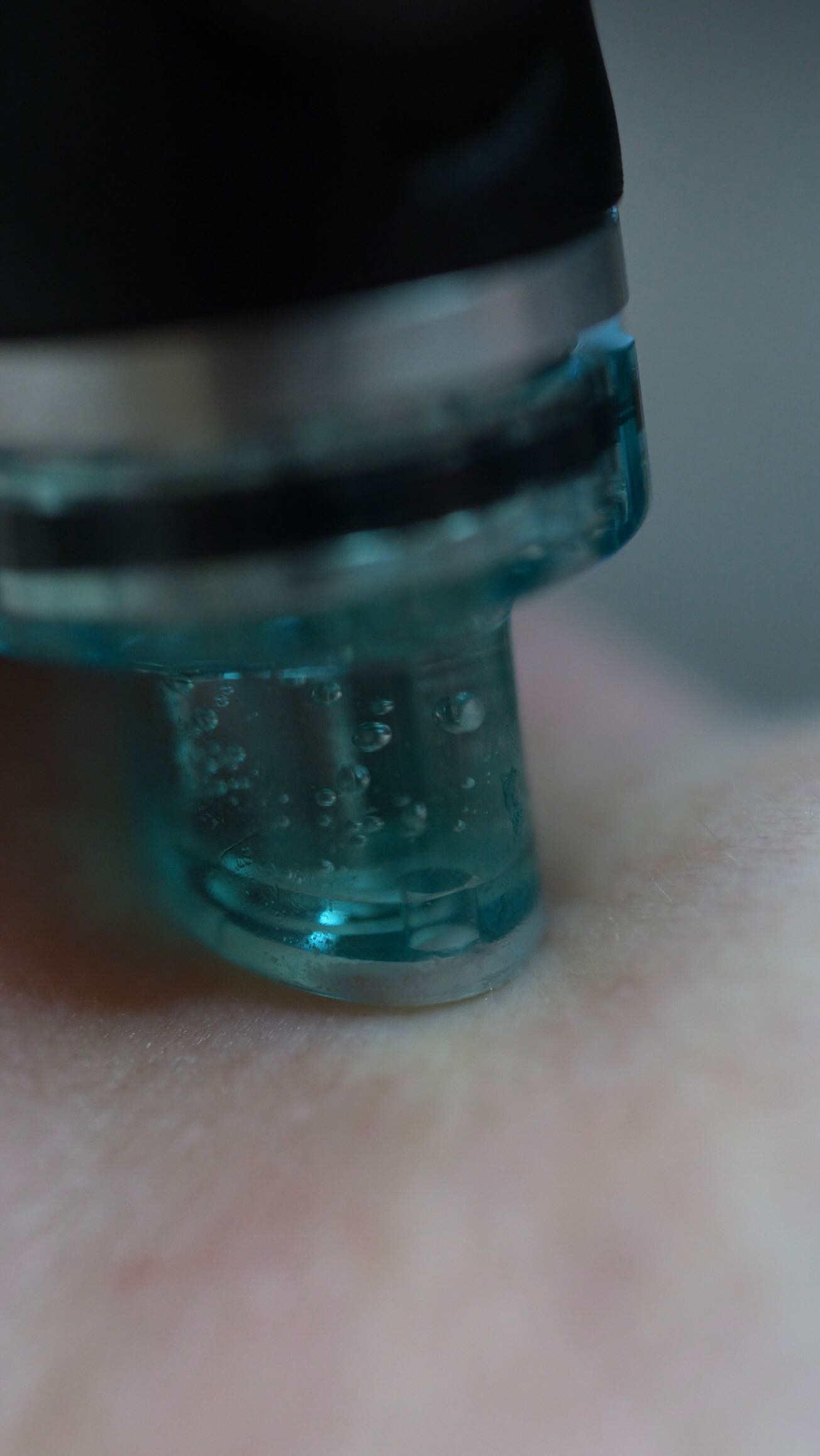 Wenn Haut müde wirkt,
liegt es selten am Alter.
Sondern an allem,
was sie täglich ausgleichen muss.
Stress. Umwelt. Schlafmangel.
Zu viel Pflege oder zu wenig Wirkung.
Hydrafacial setzt dort an,
wo Haut Unterstützung braucht:
bei Reinigung, Feuchtigkeit und Balance.
✨ Tiefenreinigung
✨ Intensive Hydration
✨ Sofort frischer Teint
✨ Kein Ausfall, kein Reiz
Pflege ist kein Trend.
Sondern eine Antwort.
📩 Beratung & Termine via DM oder Salonkee