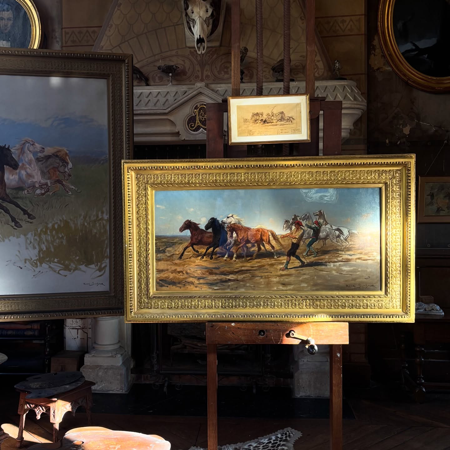 ? La foulaison du blé en Camargue ?
Depuis le mois d’août, nous avons l’immense privilège d’accueillir au château cette œuvre majeure de Rosa Bonheur, généreusement prêtée par une collection particulière.
Présentée depuis près de six mois déjà, cette huile sur toile compte parmi les derniers grands projets de l’artiste.
Il ne s’agit pas d’un tableau achevé, mais d’une étude : un moment suspendu du processus créatif. Le pinceau est vif et précis, révélant toute l’intensité de l’observation, du geste et du mouvement. Rosa Bonheur cherche, compose, expérimente.
Plus émouvant encore, un calque de cette composition, lui aussi prêté par une collection particulière, accompagne l’œuvre. Témoignage rare du travail préparatoire de l’artiste, il nous ouvre les coulisses de sa création.
Au château, la visite est une plongée au cœur de l’intimité de Rosa Bonheur. On y découvre les secrets de ses tableaux, ses méthodes, son regard.
Une immersion sensible dans son travail, au plus près de son geste et de sa pensée.
? Château de Rosa Bonheur
#rosabonheur #chateaurosabonheur #foulaison #musee #pret