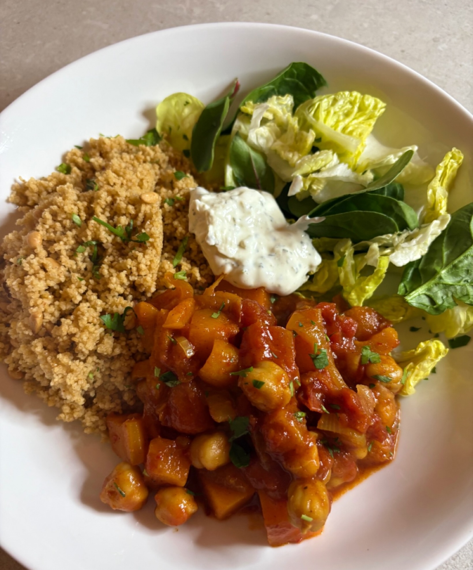 As it’s #meatfreemonday I decided to make this squash, chickpea and apricot tagine. I use @belazu_co smoked chilli and rose harissa pastes, along with other Middle Eastern spices to give it a lovely depth of flavour. The diced sweet, soft apricots are such a nice contrast to the spices. Perfect for a wet, grey Monday in January!
#tagine #vegetarian #moroccanfood