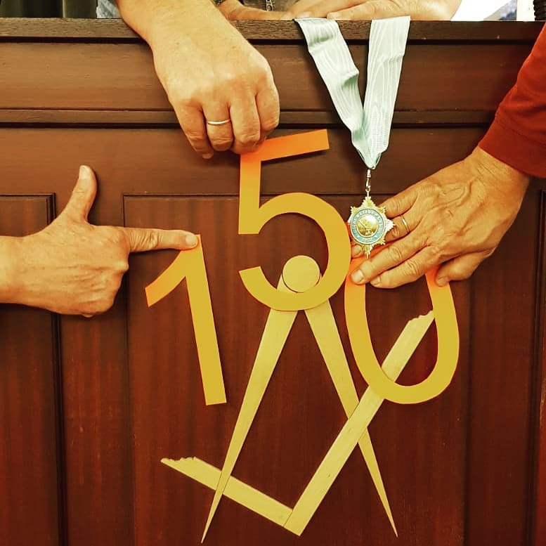 Wir wünschen euch einen hell leuchtenden Start ins neue Jahr! Das wir in nur wenigen Monaten bereits 150 Menschen für unsere Loge und die Freimaurerei begeistern konnten freut uns sehr. Zugleich zeigt es auch, daß gerade heute das Interesse für ein harmonisches Miteinander, der Gedanke von Gleichheit und der Wunsch nach einem besseren selbst ungebrochen ist. So ist die Freimaurerei seit über dreihundert Jahren immer noch beständig und aktuell.