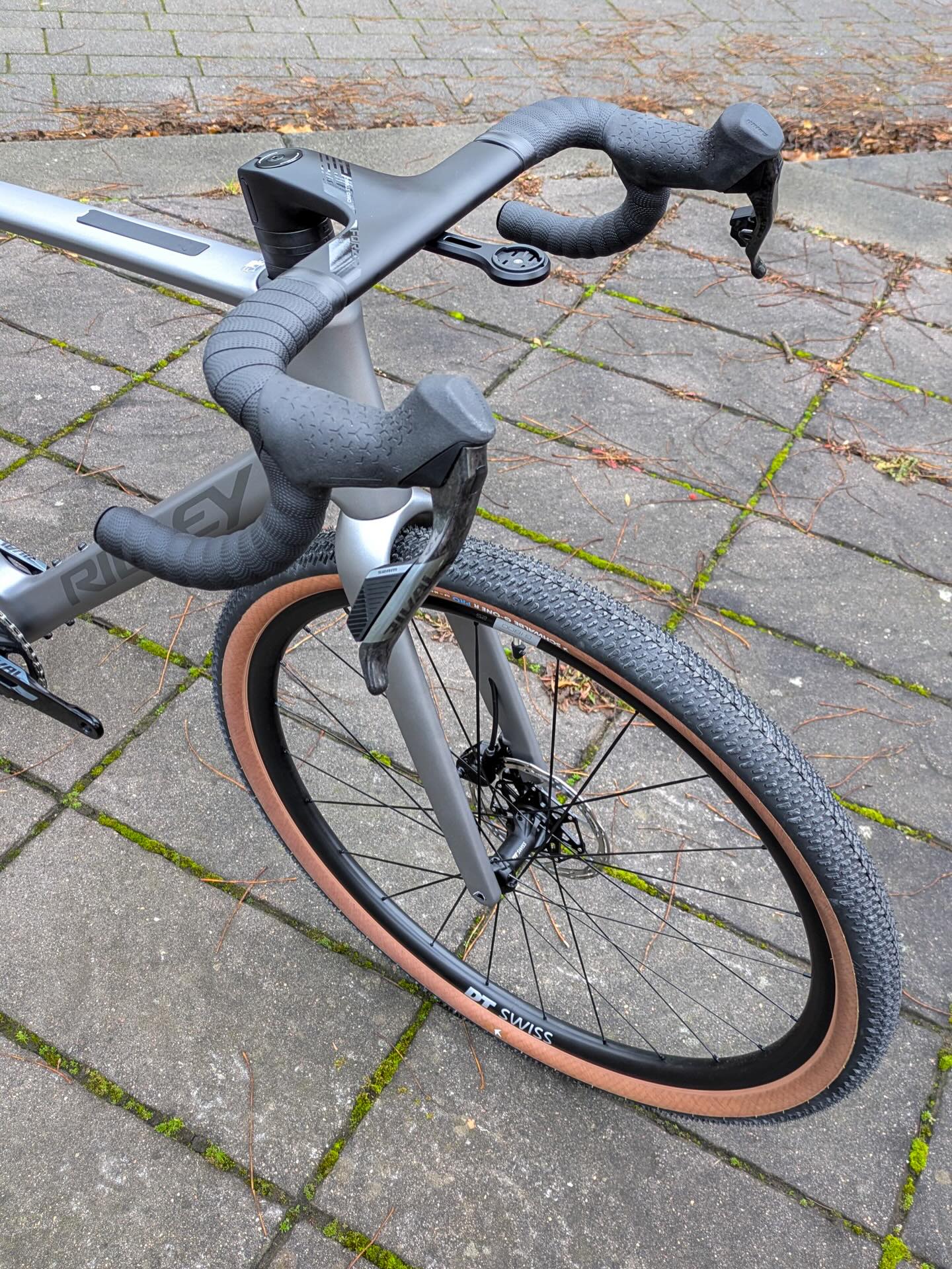 🔥 Neu in unserem Portfolio! 🔥
Das @ridley_bikes ASTR – das performance-orientierte Gravelbike der Belgier 🇧🇪
Modernste Komponenten, neueste Technik und ein smartes Aero-to-Weight-Konzept machen eine Entscheidung endlich leicht:
Aerodynamik muss nicht schwer sein. 💨⚖️
Mit bis zu 52 mm Reifenfreiheit stehen dir alle Wege offen –
mehr Komfort, mehr Speed oder ein ganz anderer Laufradsatz mit höherer Felge?
Kein Ding. Einfach machen. 😎🛠️
Komm vorbei, schau es dir an und finde dein Setup.
#bikepointdresden #ridleybikes #ridleyastr #gravelbike
#gravelcommunity