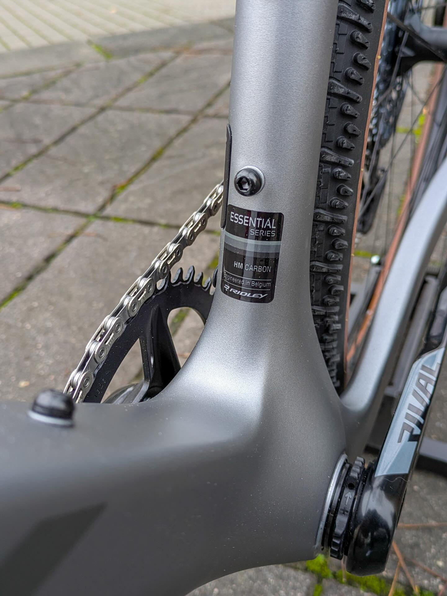 🔥 Neu in unserem Portfolio! 🔥
Das @ridley_bikes ASTR – das performance-orientierte Gravelbike der Belgier 🇧🇪
Modernste Komponenten, neueste Technik und ein smartes Aero-to-Weight-Konzept machen eine Entscheidung endlich leicht:
Aerodynamik muss nicht schwer sein. 💨⚖️
Mit bis zu 52 mm Reifenfreiheit stehen dir alle Wege offen –
mehr Komfort, mehr Speed oder ein ganz anderer Laufradsatz mit höherer Felge?
Kein Ding. Einfach machen. 😎🛠️
Komm vorbei, schau es dir an und finde dein Setup.
#bikepointdresden #ridleybikes #ridleyastr #gravelbike
#gravelcommunity