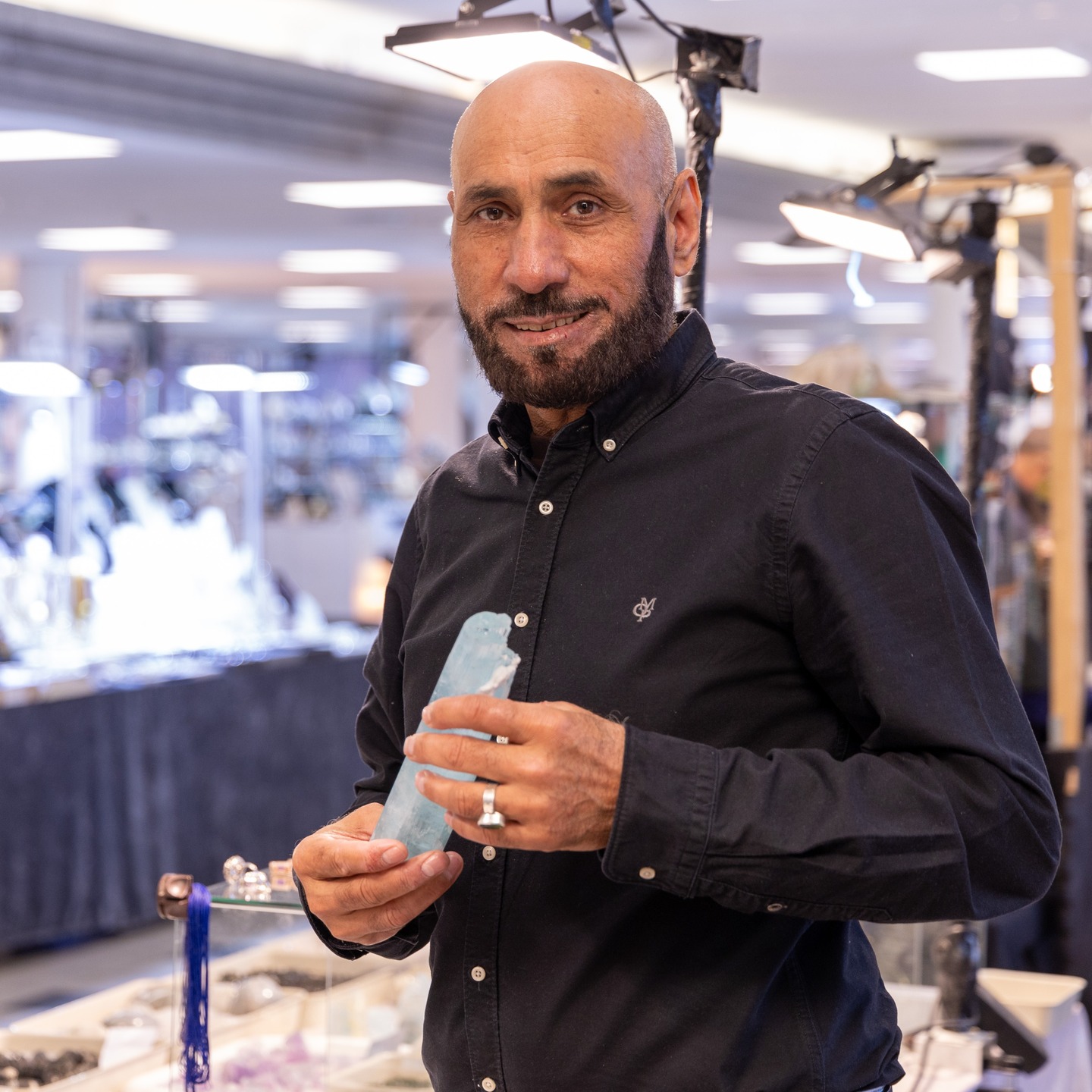 ✨ Sie kommen aus aller Welt… 🌍
über 60 Aussteller freuen sich auf die
Edelsteintage Bremen 💎
💬 Funkelnde Edelsteine
💬 besondere Mineralien & Fossilien
💬 handgefertigter Schmuck
💬 echte Schätze zum Kaufen
👀 Auf den Bildern:
einige der Aussteller, die mit dabei sind –
und das ist erst der Anfang ✨
📍 Messe Bremen
🗓 14. + 15. Februar
👉 Komm vorbei & entdecke deinen Schatz
#Edelsteintage #EdelsteintageBremen #MesseBremen #Aussteller #Edelsteine #Mineralien #Fossilien #Schmuckdesign #Gemshow #BremenEvents #Schätze #Kristallliebe