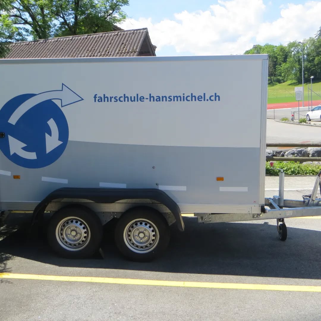 Bei uns kannst du auch lernen, wie man einen Anhänger richtig manövriert.