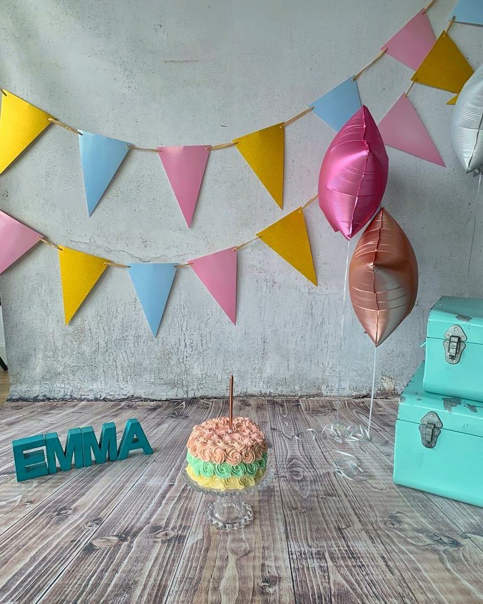 SMASH CAKE??
Esta tarta era para Emma, una bebe de 1 año que iba a hacerse una sesión de fotos el día de su cumpleaños disfrutando de esta tarta suave de sabor vainilla y en tonos pastel?
Encárgala ya!
#smashcake #baby #photocall #smashthecake #cake #tarta #vainilla #bebe #cumpleaños #pasteleria #barcelona #gava #castelldefels #baixllobregat #pastel