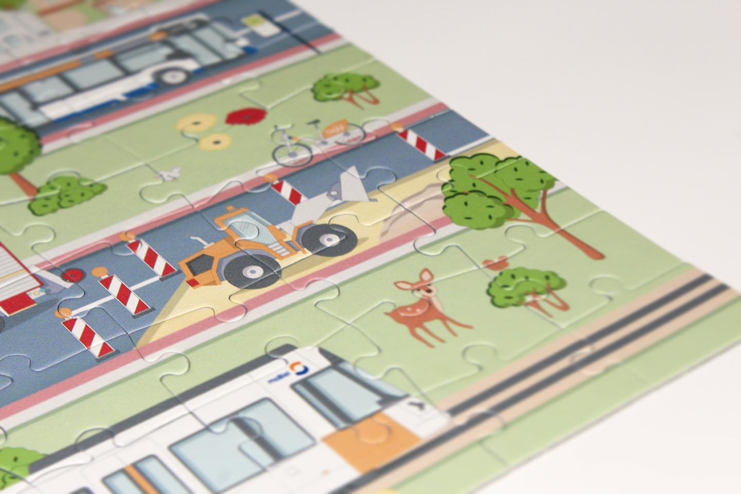 Was darf auf einem authentischen Bielefeld-Verkehrspuzzle nicht fehlen? Eine Baustelle ??
Auf unserem Bielefeld-Spielteppich werden die Baustellen manchmal vermisst, daher hat auf dem Verkehrspuzzle natürlich ein Baustellenfahrzeug seinen Platz gefunden ?
Die Baustelle zum Puzzeln mit weiteren stadtbildprägenden Fahrzeugen findet ihr bei uns im Onlineshop, bei der @nw.de und bei @rewe_quermann vor Ort ?
.
.
.
#bielefeldverkehrspuzzle #bielefeldpuzzle #puzzlebielefeld #bielefeldspielteppich #bietoplay #bielefeld #spielteppichbielefeld #bielefelderleben #bielefeldentdecken #liebefeld #meinbielefeld #bielefeldliebe #bielefeldjetzt #stadtbielefeld #bielefelder #leineweberstadt #altstadtbielefeld #altermarktbielefeld #bielefeldcity #daskommtausbielefeld #teutoburgerwald #sparrenburg #puzzle #puzzletime #feuerwehr #feuerwehrbielefeld #baustelle #mobiel #stadtwerkebielefeld #bus