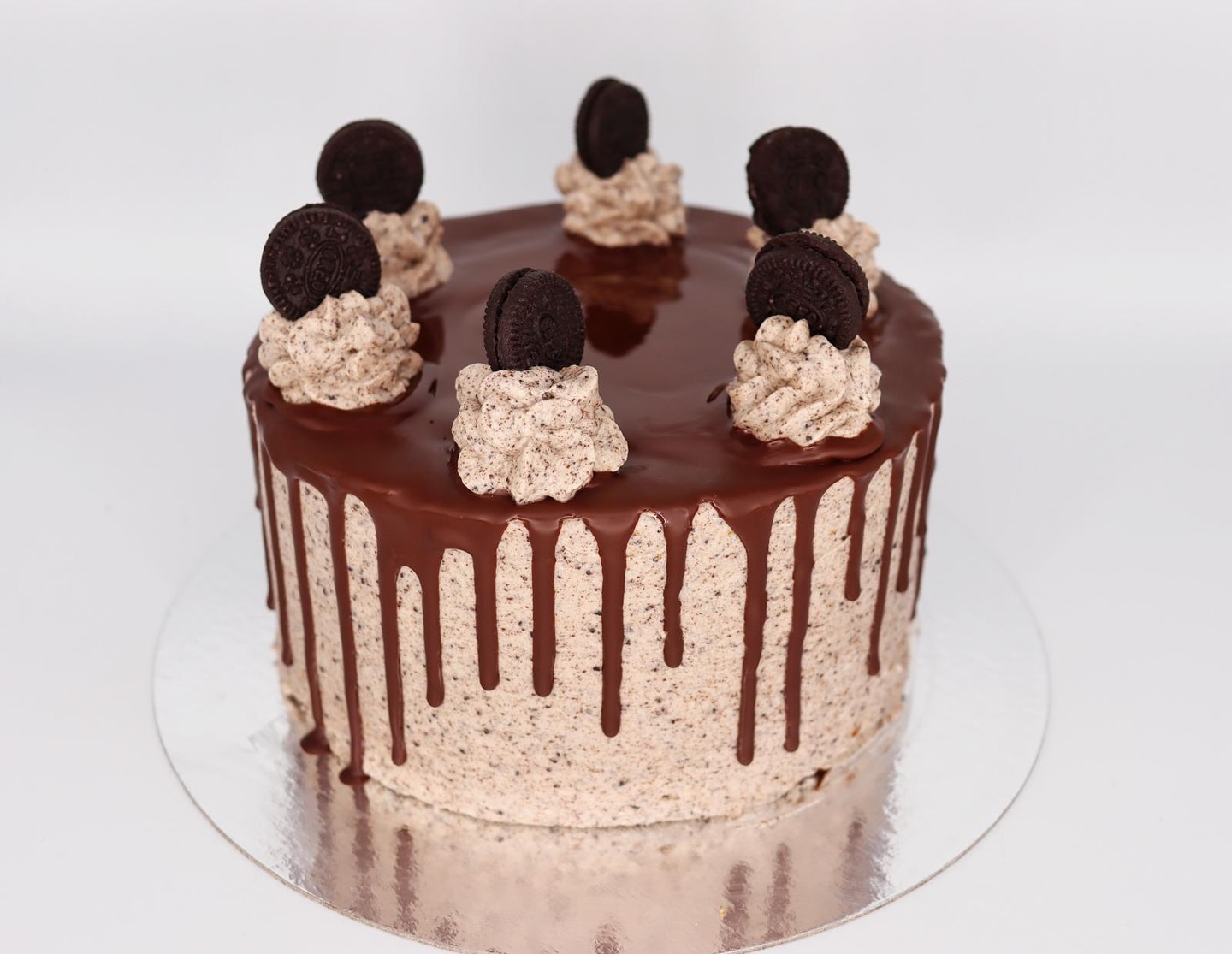 OREO CAKE❤️
Amantes de la galleta Oreo, esta es vuestra tarta!? Bizcocho de vainilla relleno y cubierto de crema de oreo, con drip de chocolate y mini oreos de decoración.
Encárgala ya!!
#oreocake #oreo #oreos #pastel #pasteleria #buttercream #buttercreamcakes #tartas #barcelona #chocolate #gava #castelldefels #baixllobregat