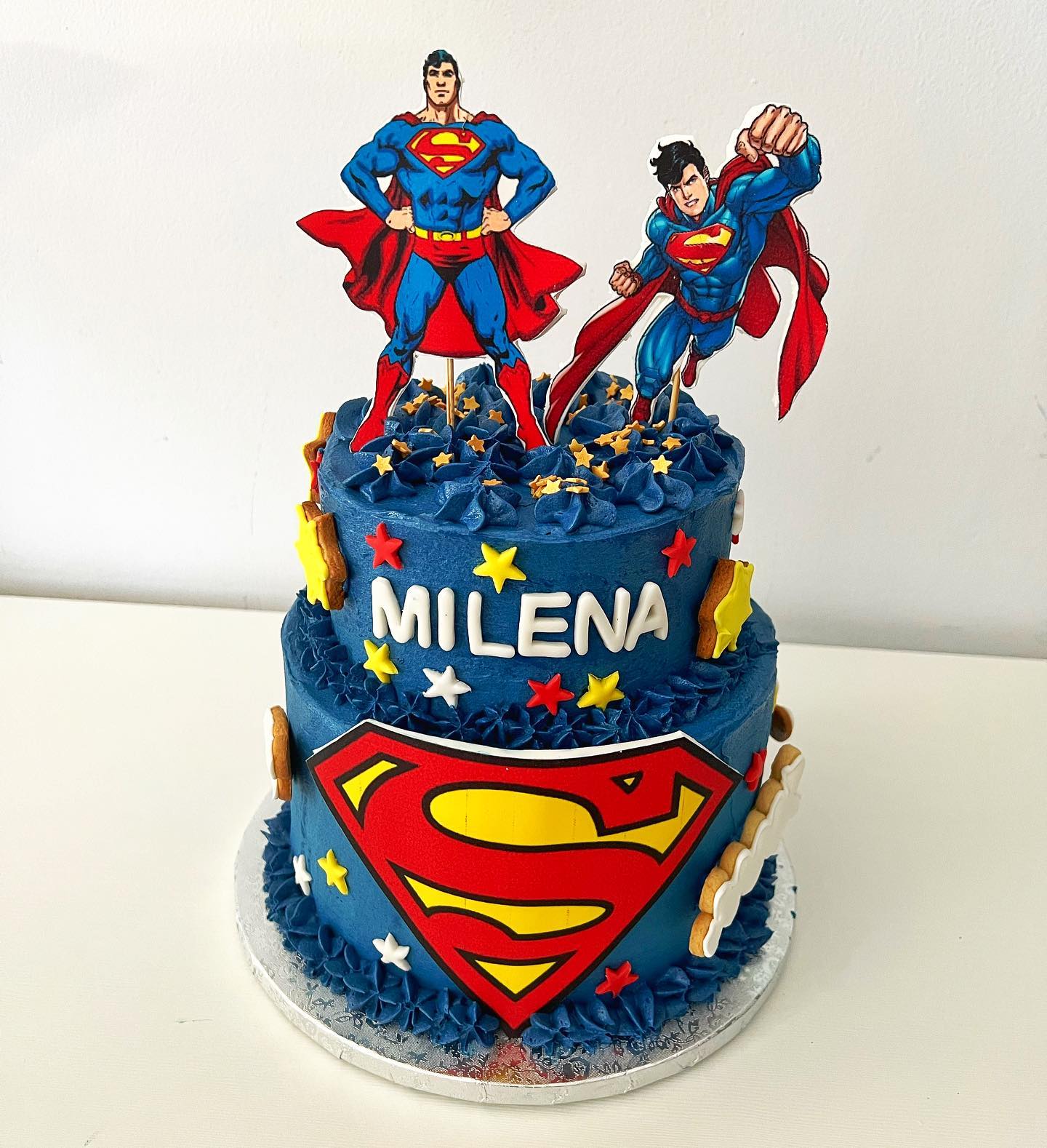 SUPERMAN??
Tarta de chocolate con temática de Superman para Milena. También estaba decorada con galletas de mantequilla! Quién dijo que los superhéroes son de chicos??
Encárgala ya!!
#superman #cake #tarta #superhero #chocolate #buttercream #fondant #chocolatecake #superheroes #pasteleria #cumpleaños #pastel #azul #gava #baixllobregat #barcelona #castelldefels