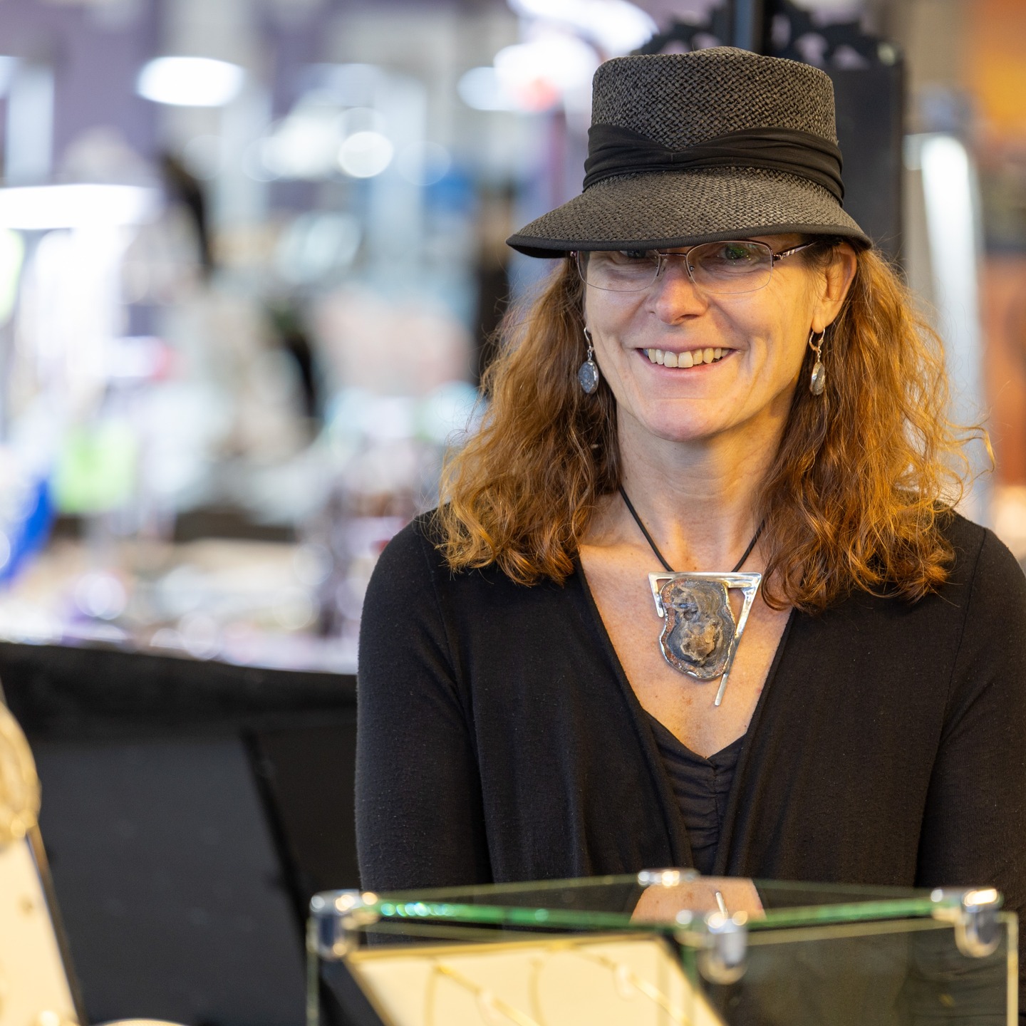 ✨ Noch mehr Glanz, noch mehr Vielfalt ✨
Die Edelsteintage Bremen funkeln weiter 💎
🌍 Aussteller aus aller Welt
💬 außergewöhnliche Edelsteine & Kristalle
💬 faszinierende Mineralien & Fossilien
💬 liebevoll gefertigter Schmuck
👀 Auf den Bildern:
weitere Aussteller, die ihr auf den Edelsteintagen trefft –
und ja… es kommen noch mehr ✨
📍 Messe Bremen
🗓 14. + 15. Februar
👉 Swipe, staune & freu dich auf das Original vor Ort
#Edelsteintage #EdelsteintageBremen #MesseBremen #Mineralienbörse #Edelsteine #Mineralien #Fossilien #Edelsteinenergie #Geodenknacken #Schleifvorführungen #Schmuck #Gemshow #BremenEvents #Kristalle #SchätzeDerErde