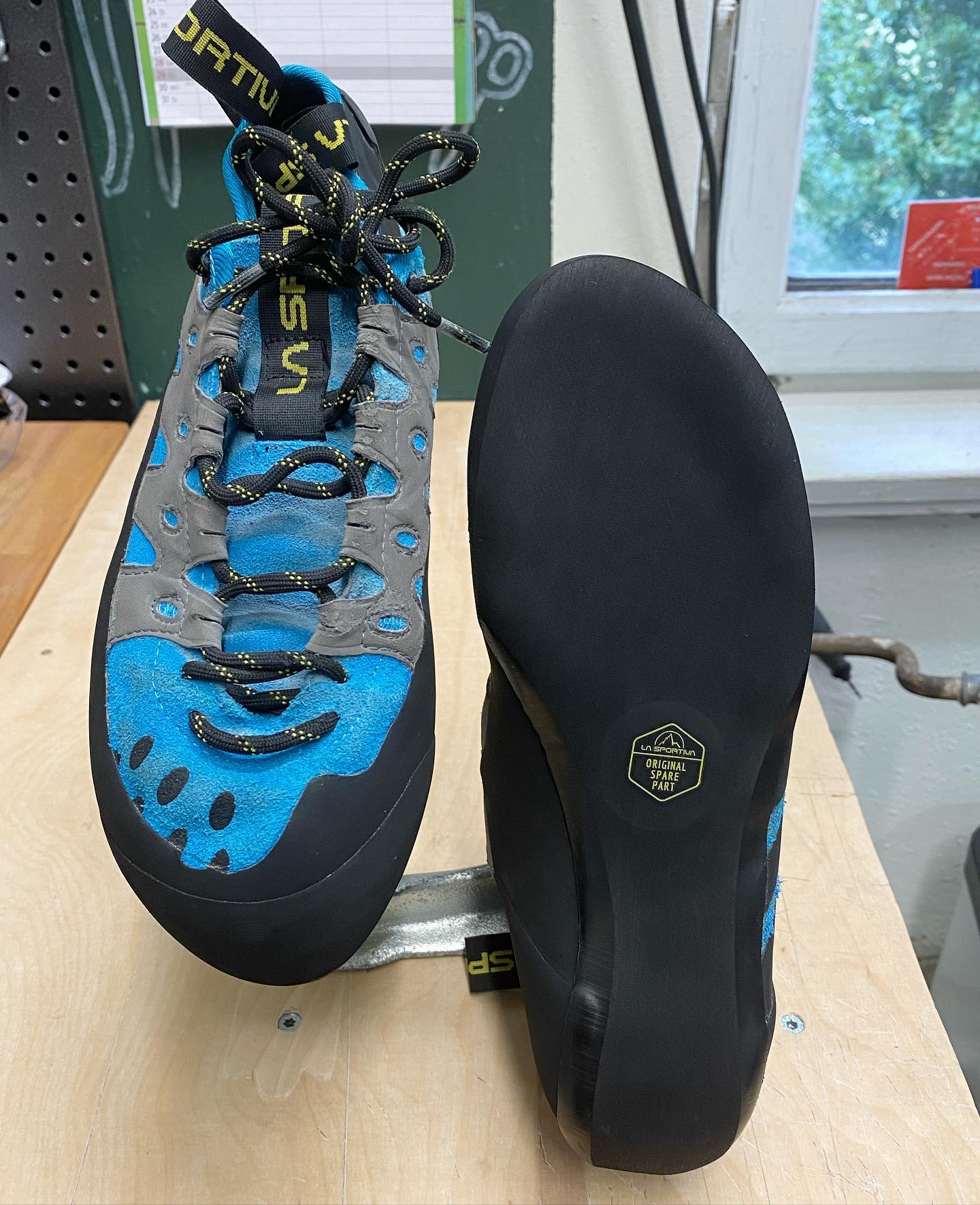 Du hast kaputte Schuhe und fragst dich, ob sich eine Reparatur lohnt? Sicherlich ist die Ersparnis vor allem bei teureren Modellen merklich. Doch auch bei einem Einstiegermodell wie dem Tarantula kann die Neubesohlung interessant für dich sein. Zum einen unter Nachhaltigkeitsaspekten, zum anderen: Das Sohlenmaterial (XS Grip 2 und Edge), das wir verwenden, ist sehr hochwertig und kann deinem Schuh ein richtiges Upgrade verschaffen. Wenn du also mit deinem Schuh zufrieden bist, Ressourcen schonen und ihm gerne noch einen zweiten Zyklus verschaffen willst, ist die Kletterschuhreparatur das richtige für dich - du entscheidest! #resoling #climbingshoes #lasportiva
