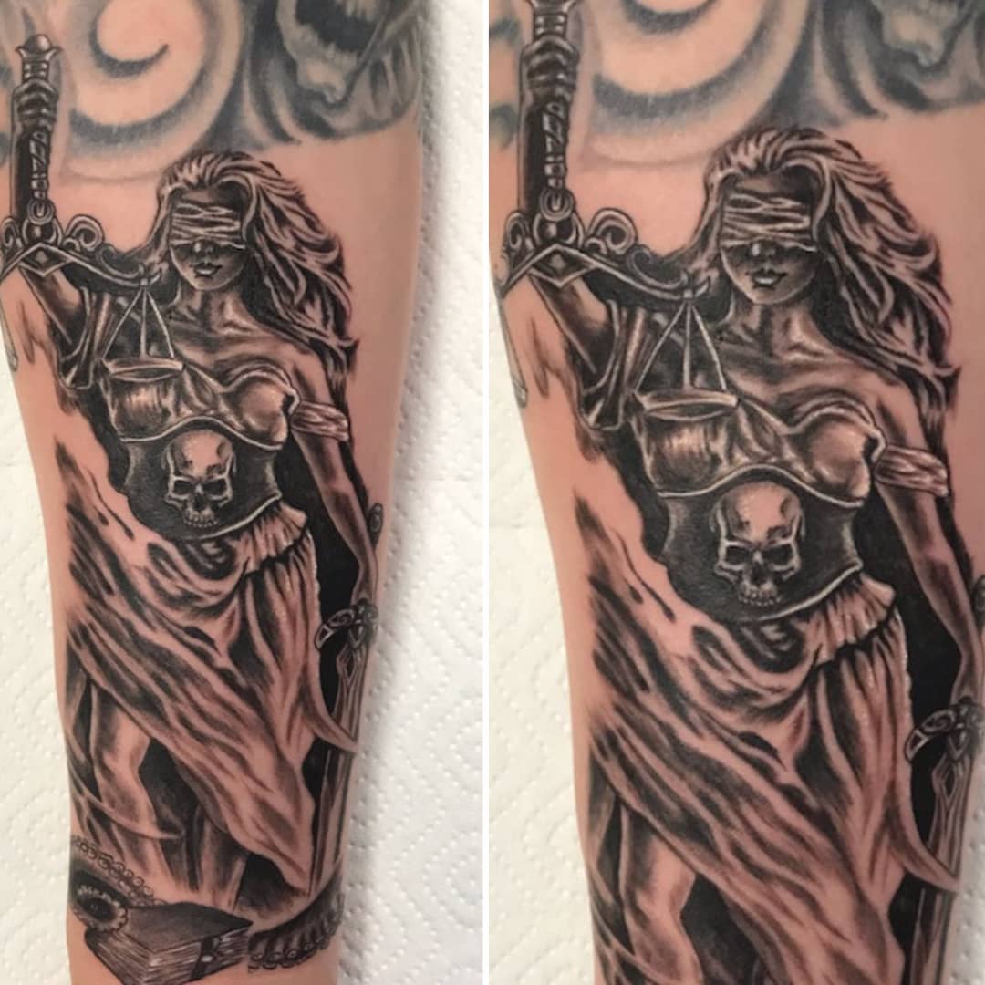 Tattooindustry.ch ??Am Fischmarkt 2 in 4410Liestal??Work byâIsabel Sarconeâ
#Justiziatattoo #blackandgreytattoo #realistictattoo #tattoo #inked #ink #tattooinspiration #tattoomodel #tattostudio #tattoostyle #tattomagazine #tattoos #tattooidea #suisse #Basel #liestal