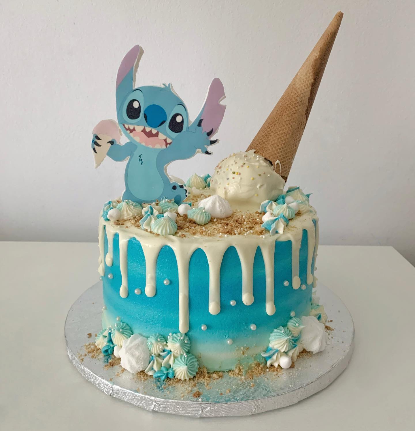 STITCH?
Qué os parece este pastel? Con toque veraniego ideal para este calor y con este personaje que quien no conoce! Por dentro es de vainilla y oreo. Irresistible?
Encárgalo ya!!
#stitch #liloandstitch #cake #blue #oreo #summer #icecream #buttercream #tarta #pastel #stitchcake #dripcake #chocolate #chocolatecake #ocean #beach #pasteleria #barcelona #gava #castelldefels #baixllobregat