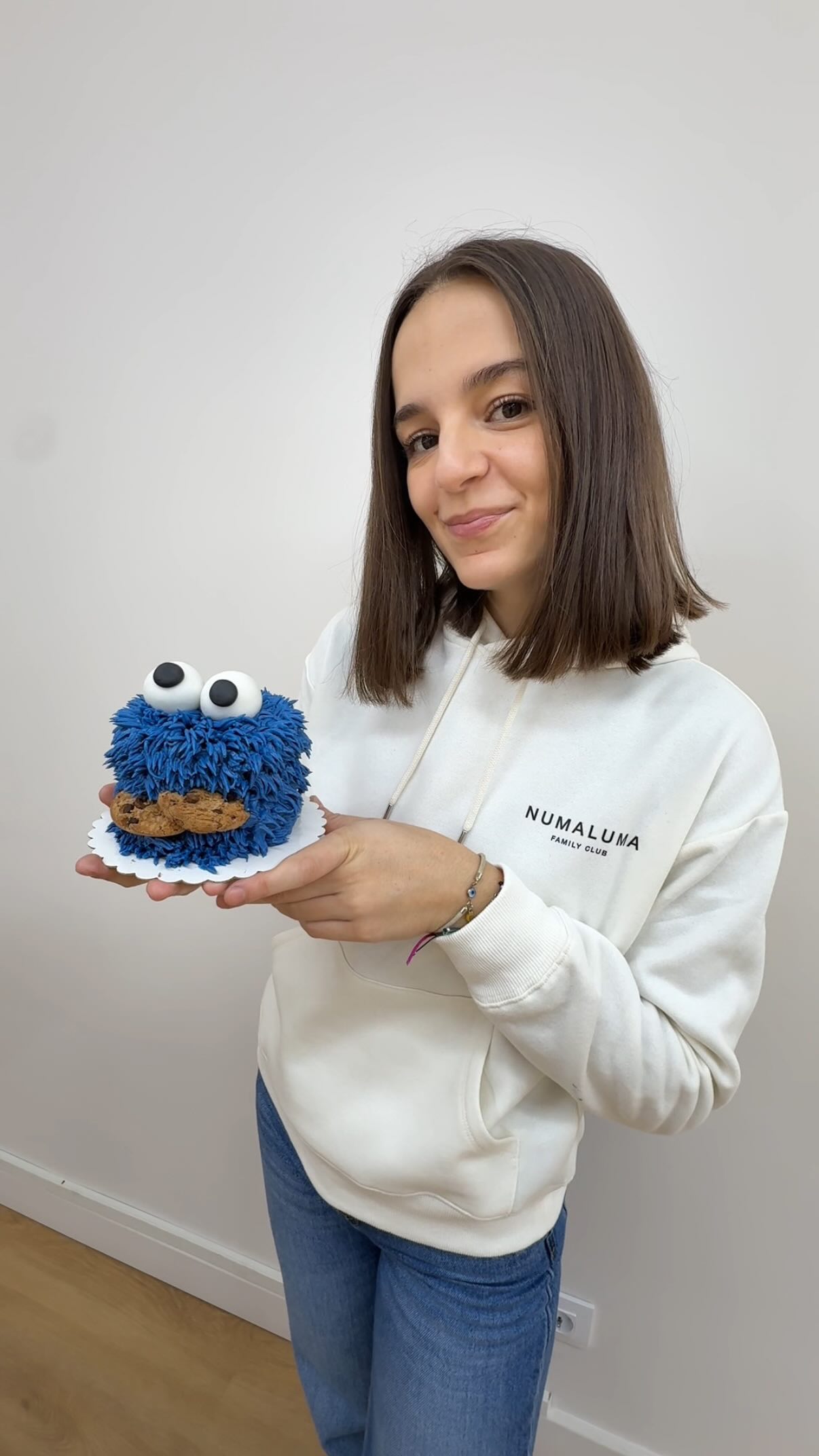 ¿Te imaginas crear una tarta así con tu peque? ??
Este es el resultado de nuestro taller de mini tarta del Monstruo de las Galletas.
En el vídeo puedes ver el proceso y cómo queda la tarta que haréis.
?? Taller para un adulto + un niño
✔ Todo el material incluido
✔ Os lleváis vuestra creación a casa
? Numaluma Family Club – Castelldefels
? 31 de enero | ⏰ 10:30–11:30
? 27€
⚠️ Plazas limitadas
Escríbenos al 614274640 y reserva tu plaza ? #pasteleria #tallerinfantil #tarta #monstruodelasgalletas #planenfamilia