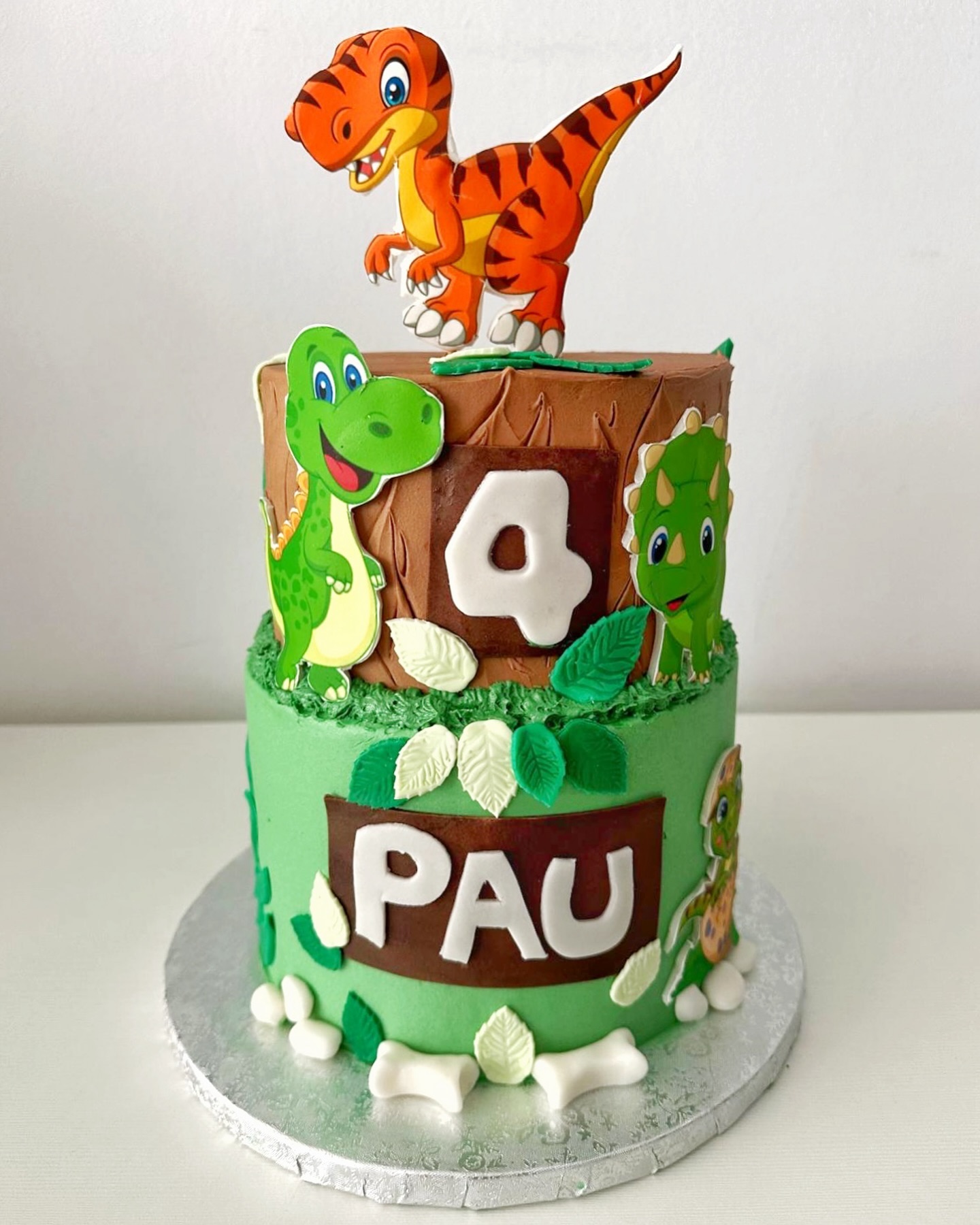 TARTA DINOSAURIOS ?
Una de las tartas de este finde ha sido esta, ideal para los más pequeños de la casa? y no nos puede gustar más! Esta en concreto es de dinosaurios pero puede ser de la temática qur prefieras?
Encárgala ya!!
#dinosaur #tarta #dinosaurios #cake #buttercream #fondant #buttercreamcakes #tartapersonalizada #nutella #vainilla #cumpleaños #pastel #babydino #gava #pasteleria #baixllobregat #castelldefels #barcelona
? @barberanmontse