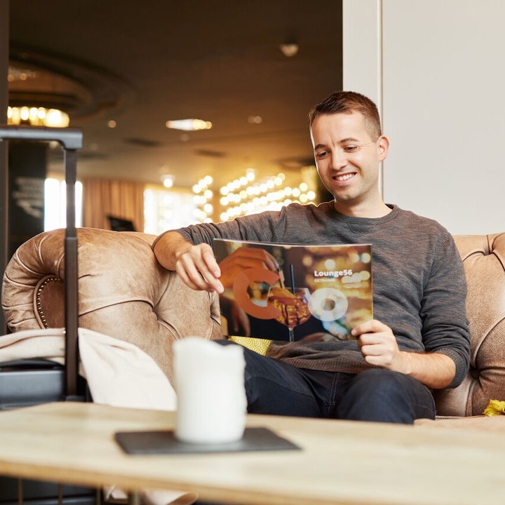 Highspeed WLAN kombiniert mit einem Freigetränk & Neuigkeiten aus dem c/o56
Klingt nach einer seltsamen Kombination? Eigentlich gar nicht! ?
Damit unsere Gäste die neuesten Angebote und News nicht verpassen, steht ihnen unser Highspeed WLAN erst nach einer schnellen Newsletter-Anmeldung zur Verfügung.
Melden Sie sich unkompliziert für unseren Newsletter an und erhalten Sie einen Getränkegutschein ? in unserer Lounge56. Klingt nach einem fairen Deal, oder?
#co56chemnitz #co56 #chemnitz #chemnitzistschön #visitchemnitz