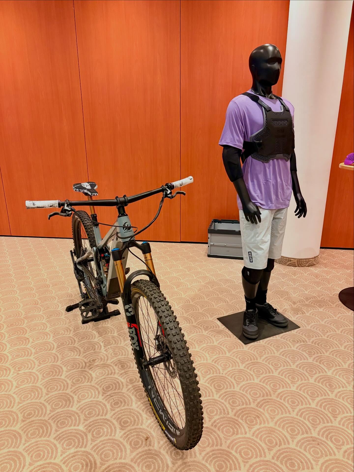 📚🔧 Weiterbildung statt Werkbank – zumindest für einen Moment!
Diese Woche dreht sich bei uns alles um Schulungen & Weiterbildungen, damit wir euch auch in Zukunft bestmöglich beraten können 🙌
Den Auftakt macht die heutige Händlerschulung von @sqlab :
Ergonomie, Sportmedizin und richtig spannende neue Produkte, die Komfort und Performance aufs nächste Level bringen 🚴♀️✨
Mit am Start war außerdem @smartfit.findyoursize , die uns ihre Sizing- und Fittingtools gezeigt haben – denn ein Bike passt erst dann perfekt, wenn der Mensch darauf perfekt sitzt 📐🧍♂️
#bikepoint #bikepointdresden #sqlab #smartfit #ergo